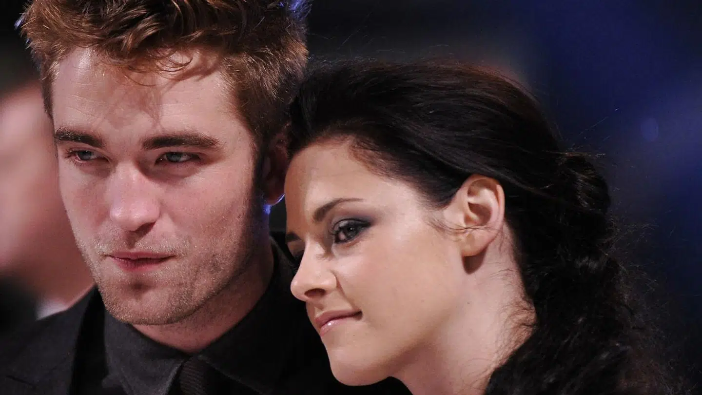 I filmatiseringen af bøgerne spilles hovedrollerne er Robert Pattinson og Kristen Stewart.