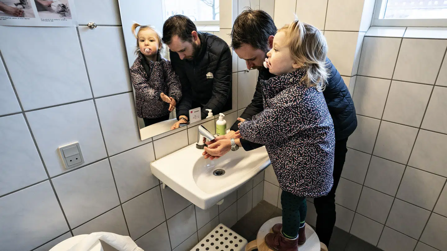 Vuggestuen DUI i Aalborg åbner igen for institutionens børn. Solvej vasker hænder sammen med sin far. (Foto: Henning Bagger/Ritzau Scanpix)