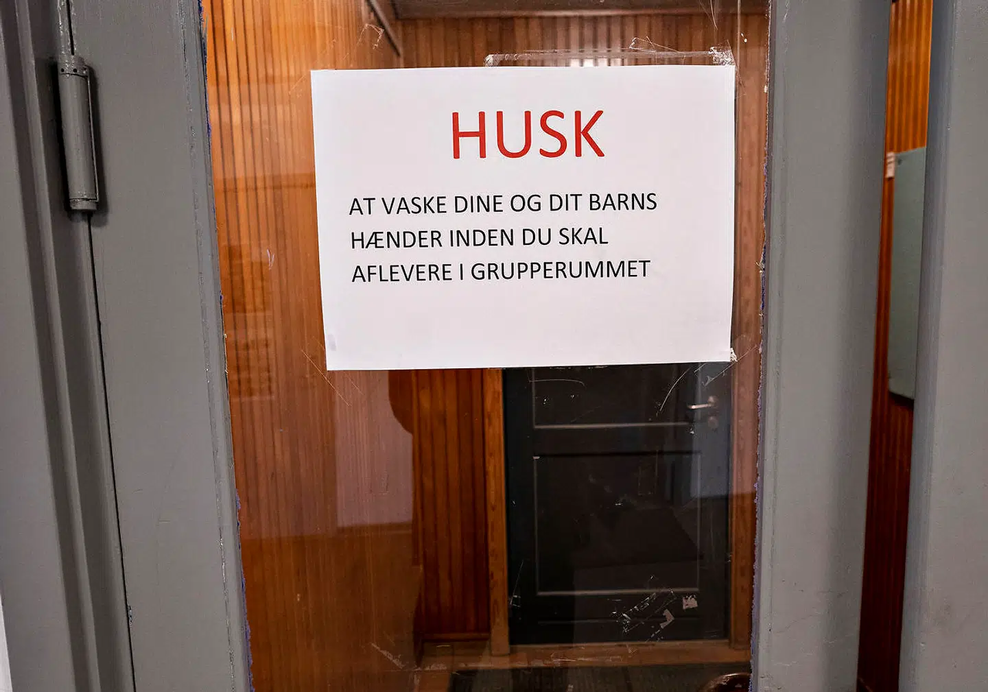 Vuggestuen DUI i Aalborg åbner igen for institutionens børn, onsdag morgen den 15. april 2020. På grund af coronakrisen har vuggestuen været lukket, og efter der er lavet om på vuggestuen inden- og udendørs kan børnene og de voksne pædagoger holde afstand og vaske hænder.
