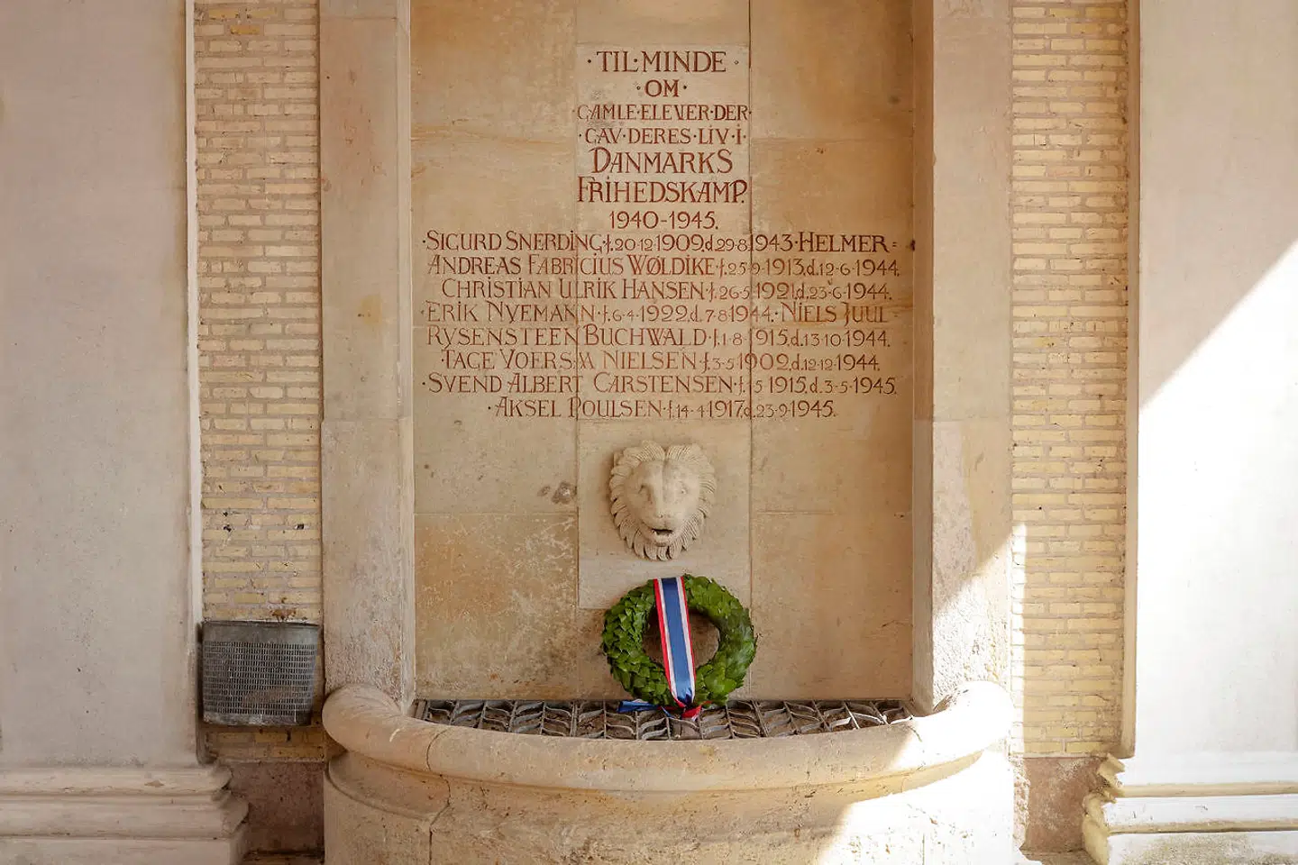75-året for Danmarks befrielse markeres ved mindetavlen over de faldne ved Viborg Katedralskole med ordene: 'Til minde om gamle elever, der gav deres liv i Danmarks frihedskamp 1940-1945. Sigurd Snerding 1909-1943, Helmer Andreas Fabricius Wøldike 1913-1944, Christian Ulrik Hansen 1921-1944, Erik Nyemann 1922-1944, Niels Juul Rysteen Buchwald 1915-1944, Tage Voersaa Nielsen 1902-1944, Svend Albert Carstensen 1915-1945, Aksel Poulsen 1917-1945, Viborg mandag den 4. maj 2020. (Foto: Bo Amstrup/Ritzau Scanpix)