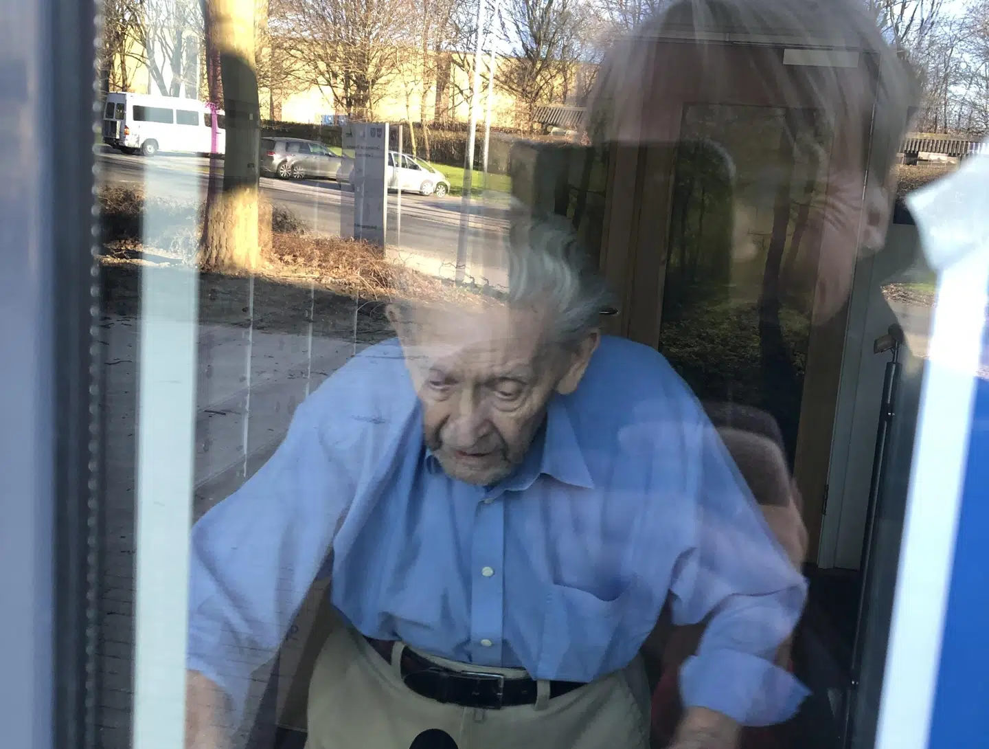 Dorthe Boss Kyhn kunne i de sidste uger kun se sin far gennem en rude på plejehjemmet Baunehøj som følge af coronavirus og dens restriktioner.