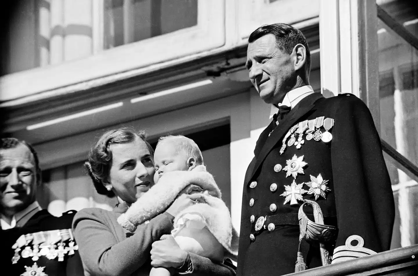 Selvom Danmark var besat, viste kong Christian den 10. sig på balkonen på Amalienborg på sin 70 års fødselsdag, hvor også den nye lille prinsesse blev vist frem.
