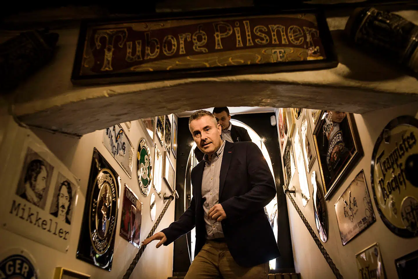 Her ses Henrik Sass Larsen på vej ned i Hugos Vinkælder den 1. maj 2017 for at holde tale. Det vil sige, seks år efter billedet af ham, Tommy Kamp og Suzuki-Torben blev taget.