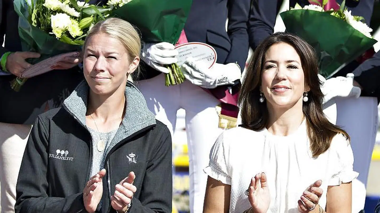 Agnete Kirk Thinggaard med kronprinsesse Mary ved et ridestævne.