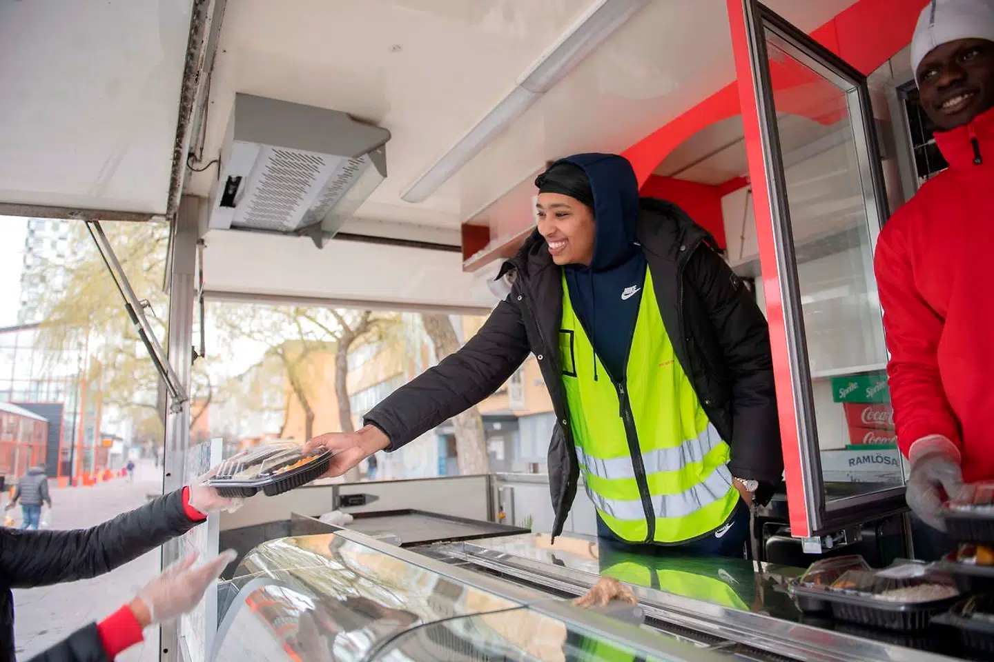 Svenskere med indvandrerbaggrund er hårdere ramt af coronavirus end etniske svenskere. Her deles gratis frokost ud til en informationskampagne på flere forskellige sprog om corona i forstaden Tensta ved Stockholm.