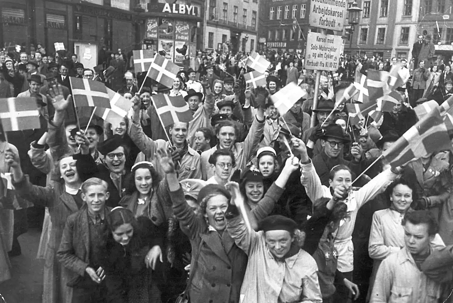 Befrielsen 5. maj 1945. Tyskland har kapituleret efter fem års besættelse af Danmark. Over hele landet strømmede folk ud på gader og stræder og faldt hinanden om halsen af glæde og lettelse.