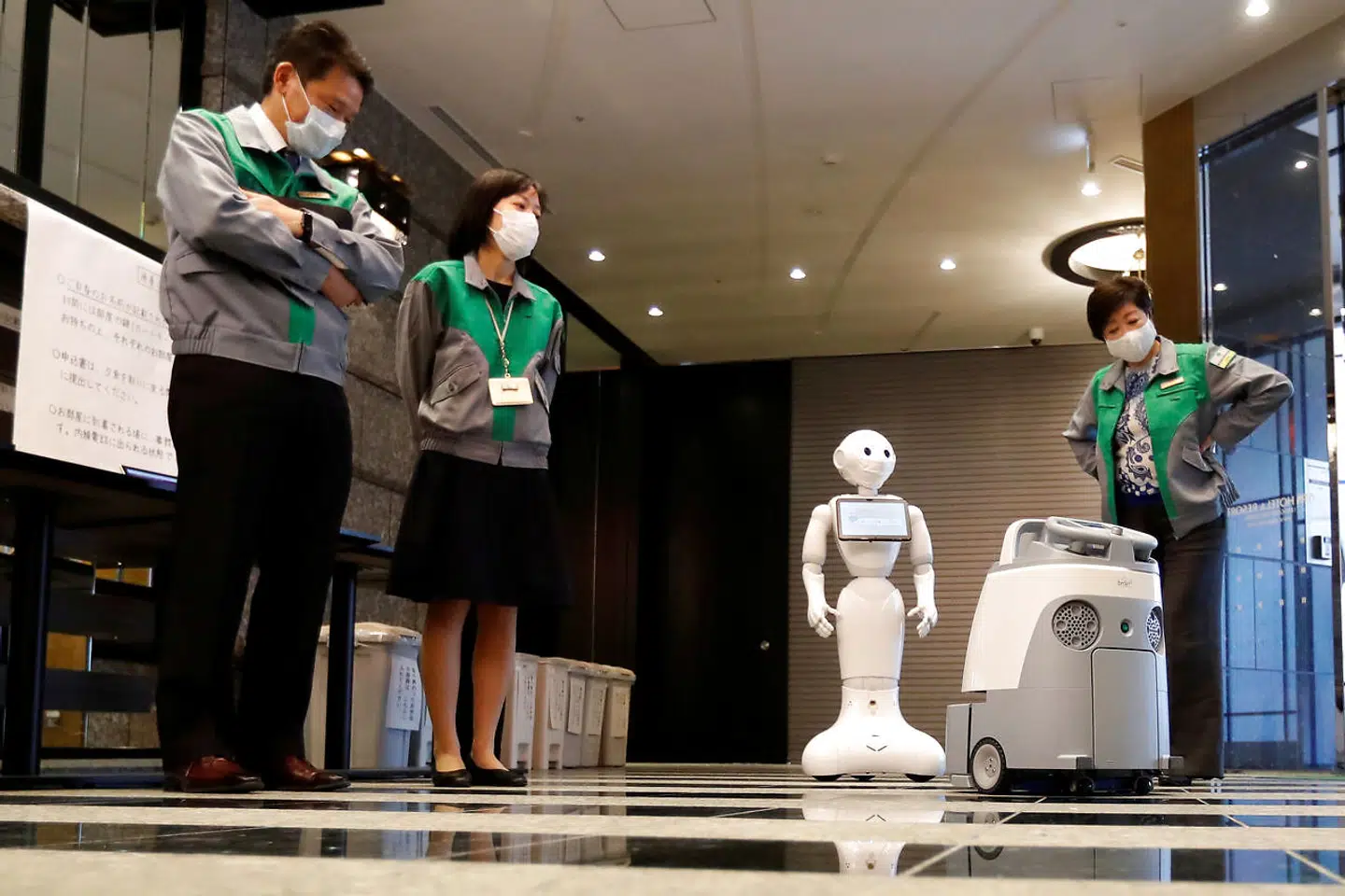 Yuriko Koike inspicerer 'Peber', der er produceret af SoftBank.