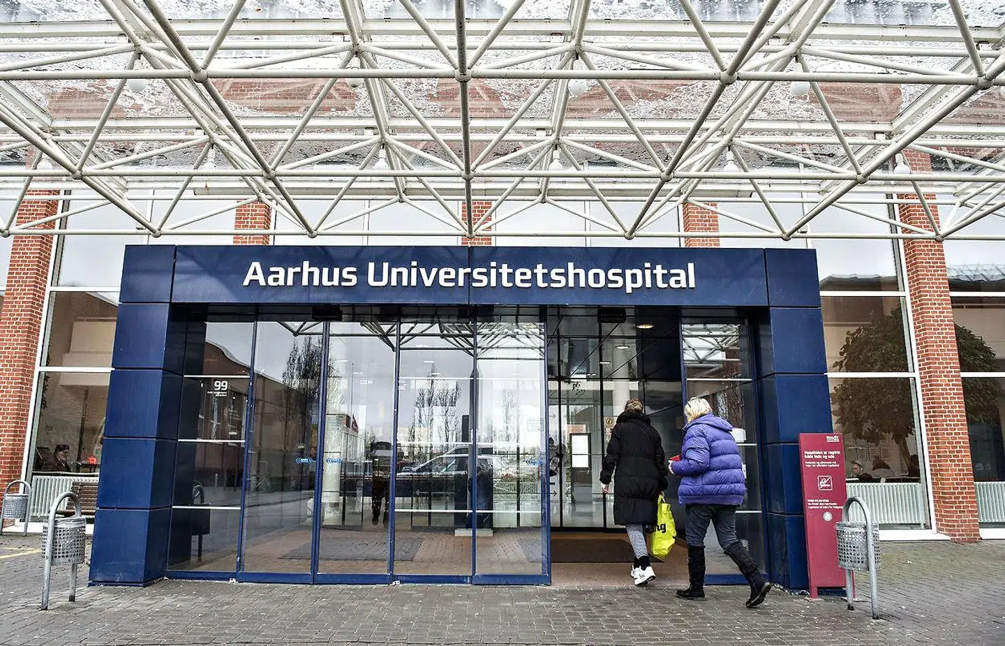 På Aarhus Universitetshospital er der i øjeblikket 10-12, som er indlagt med coronavirus heraf fem i respirator, oplyser overlæge Lars Østergaard.