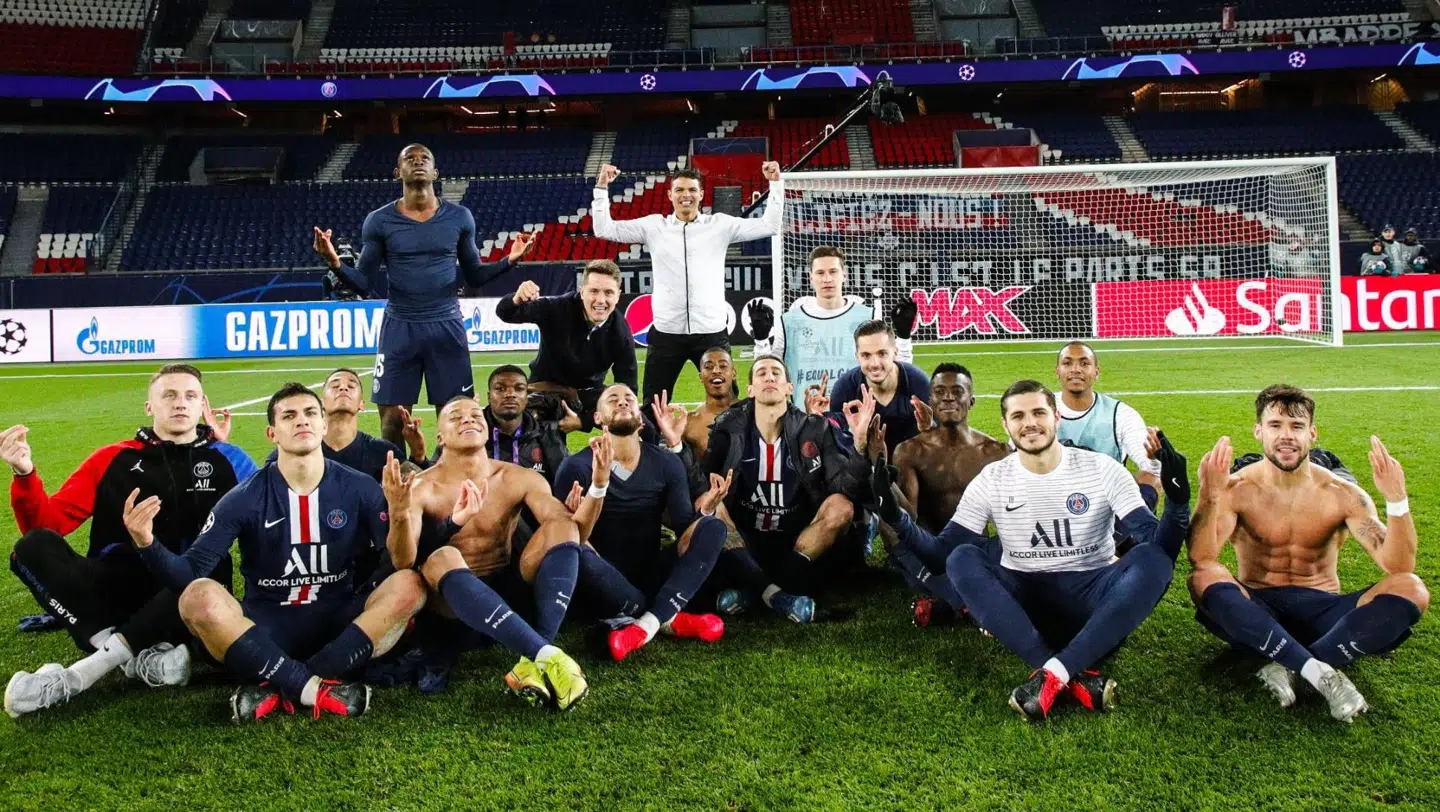 PSG-spillerne efterligner Erling Haalands fejring.