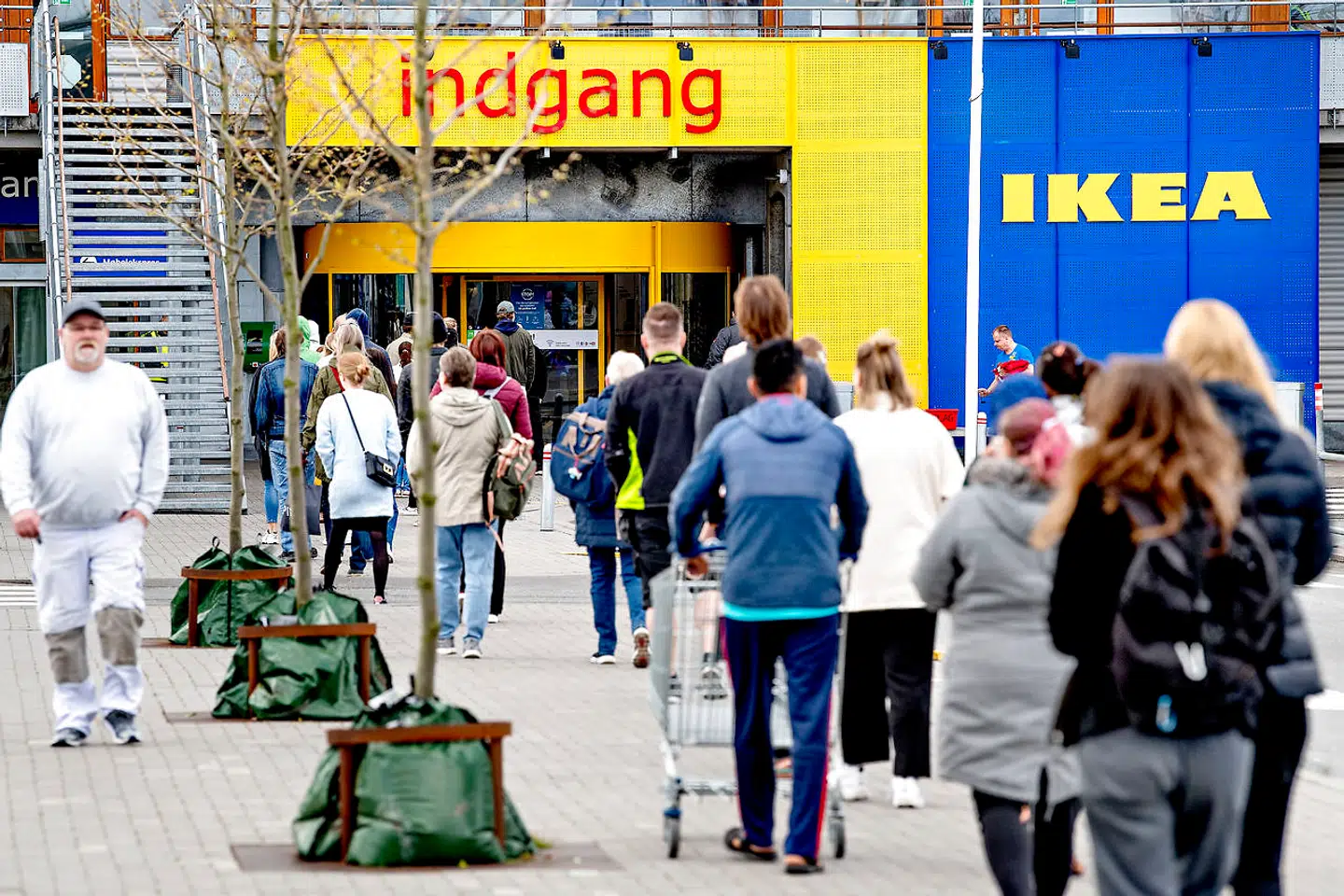 Ikea har genåbnet deres varehuse efter nogle ugers corona-nedlukning. Tirsdag den 28. april var der stadigvæk lang kø – her foran varehuset i Gentofte.