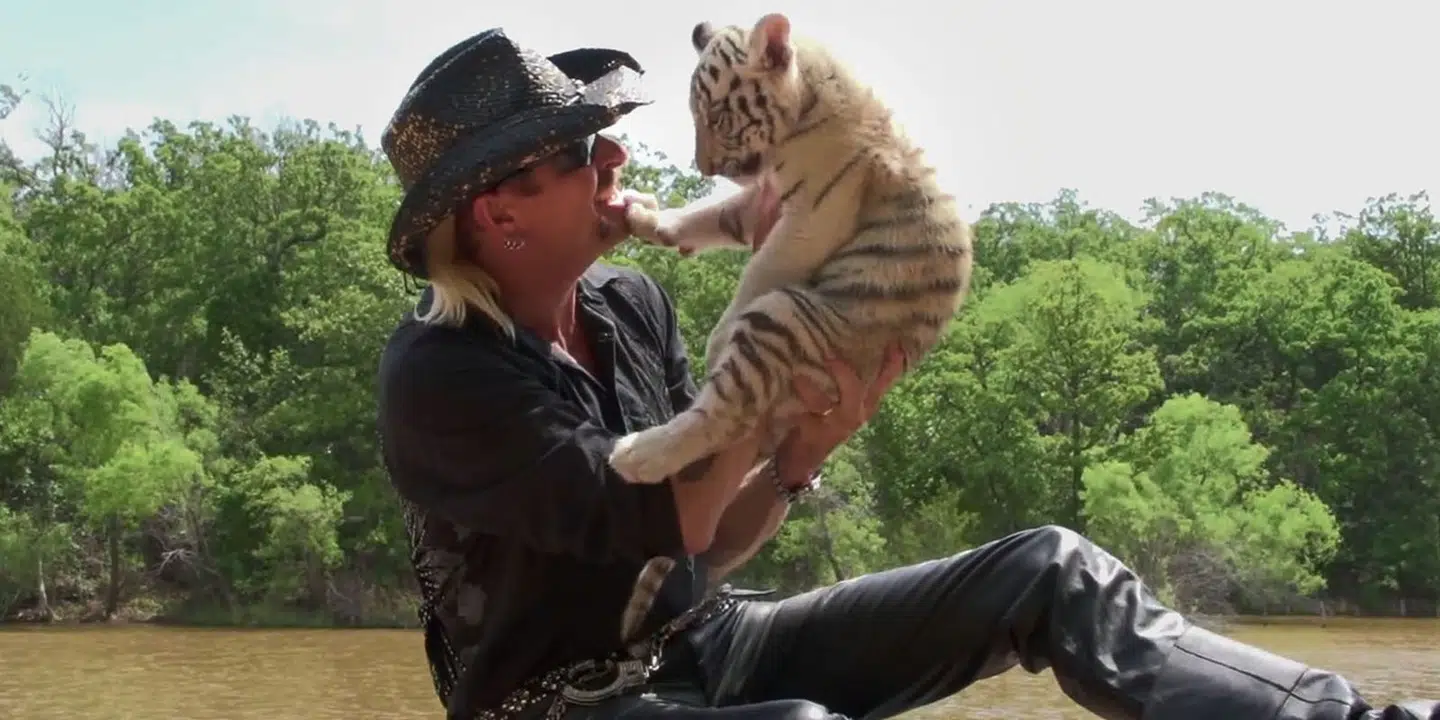 Joe Exotic med en af de mange unger, som han avlede i sin 'vejside-zoo'.