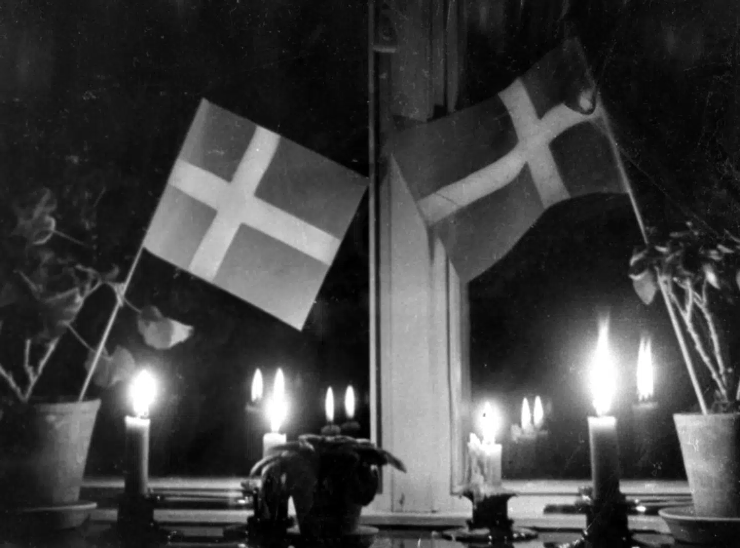 De forhadte mørklægningsgardiner blev flået ned 4. maj 1945 om aftenen, da frihedsbudskabet var blevet læst op fra London af Johannes G. Sørensen. Spontant blev der sat lys i vinduerne over hele Danmark.
