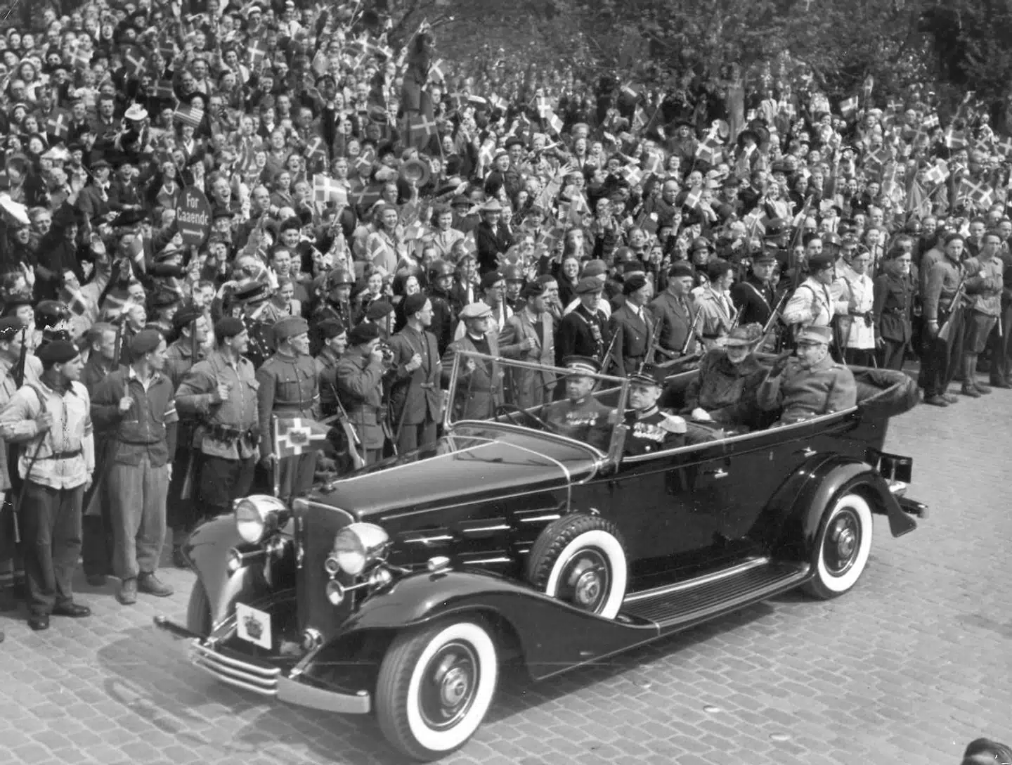 Hovedstaden fejrer 9. maj 1945 gensynet med kong Christian X. Hundredtusinder er mødt op, heriblandt mange frihedskæmpere, som står i rækker hele vejen fra Amalienborg til Christiansborg, hvor majestæten åbner den første frie rigsdag efter krigen.