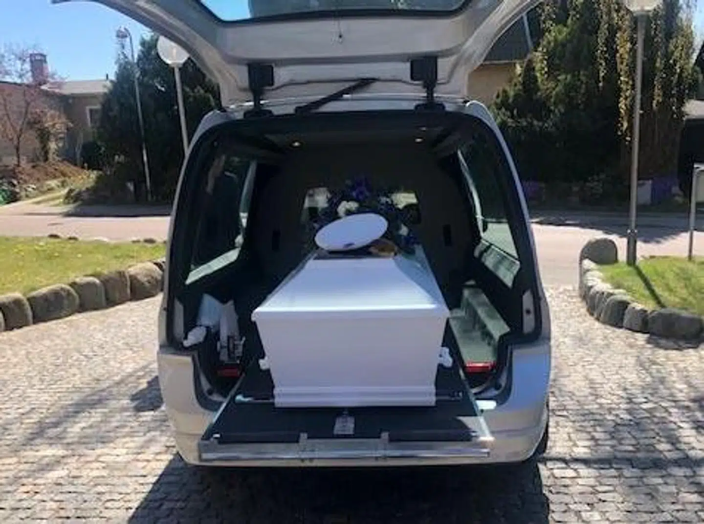 Lones far blev begravet til søs, hvor familien var samlet.