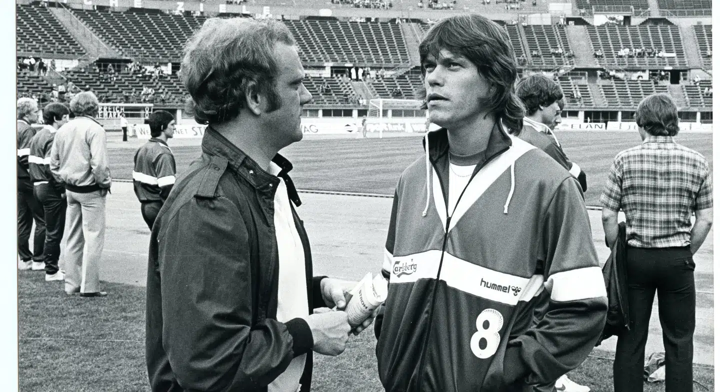 Flemming Toft (tv.) i snak med Frank Arnesen (th.).