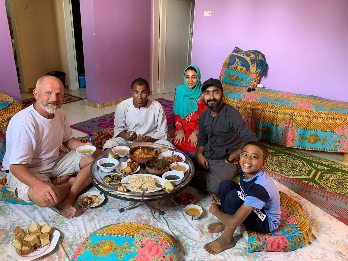 Søren er her blevet inviteret på mad hos en familie i Egypten. Nogen er gæstfrie, mens andre holder sig for munden og råber corona, når de ser ham.