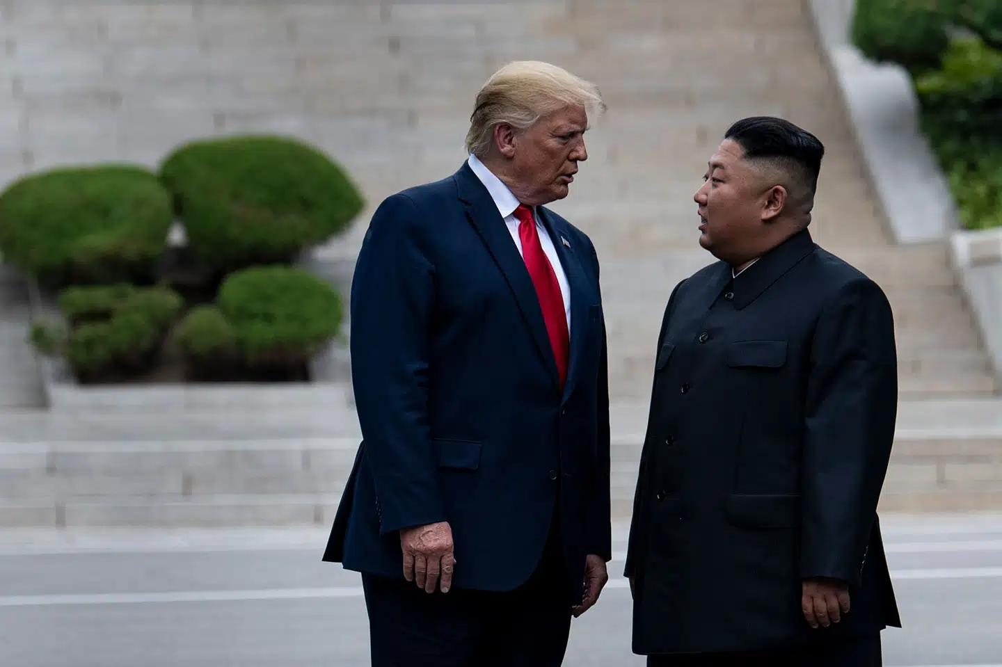 Skuddene blev affyret mod en sydkoreansk vagtpost i den særlige zone ved grænsen mellem Nord- og Sydkorea. Det var i den såkaldte demilitariserede zone, at USA's præsident, Donald Trump, i juni 2019 kortvarigt mødtes med Nordkoreas leder, Kim Jong-un. Brendan Smialowski/Ritzau Scanpix