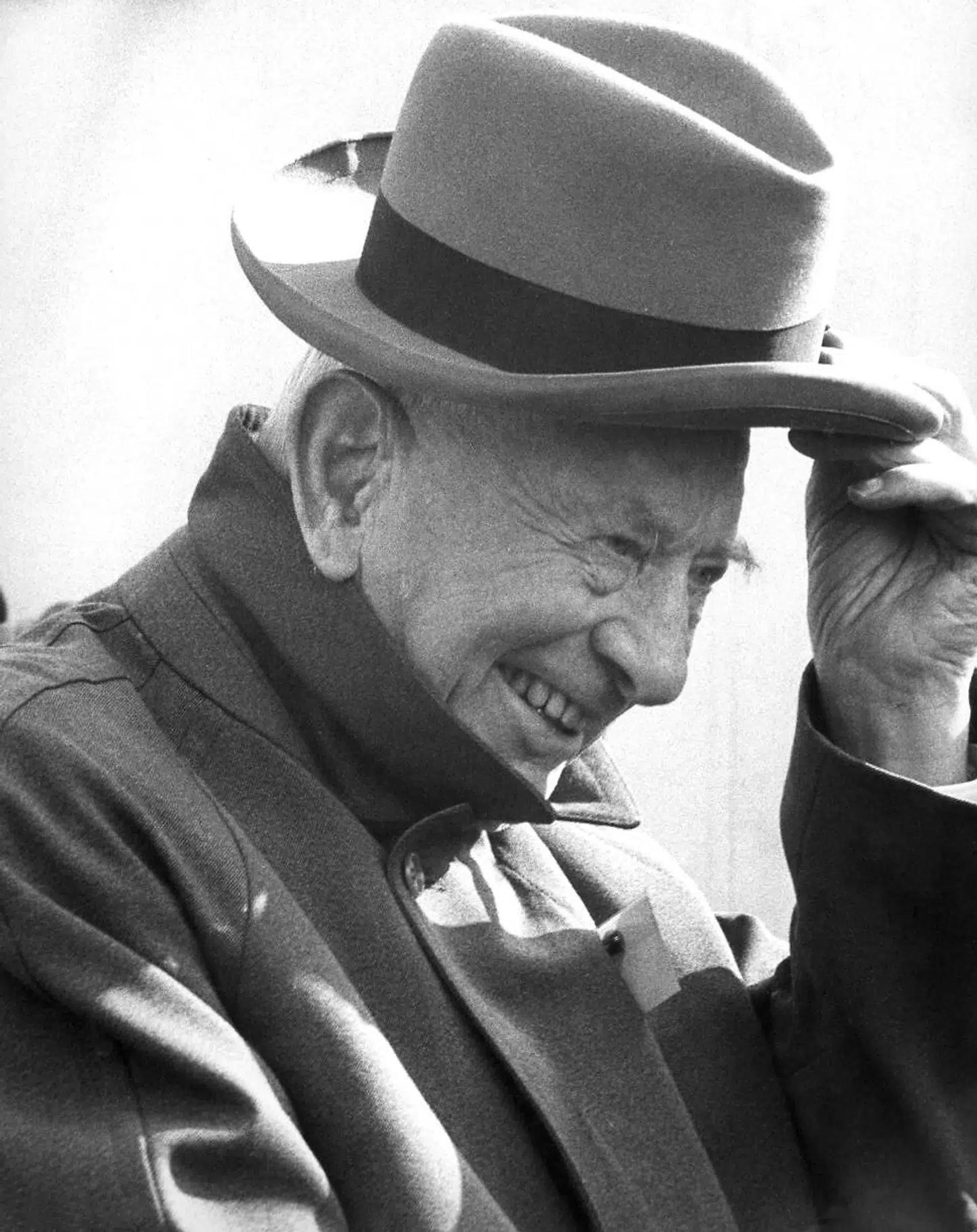 Skibsrederen Arnold Peter Møller (1867-1965) letter på hatten til hilsen. (Udateret arkivfoto)