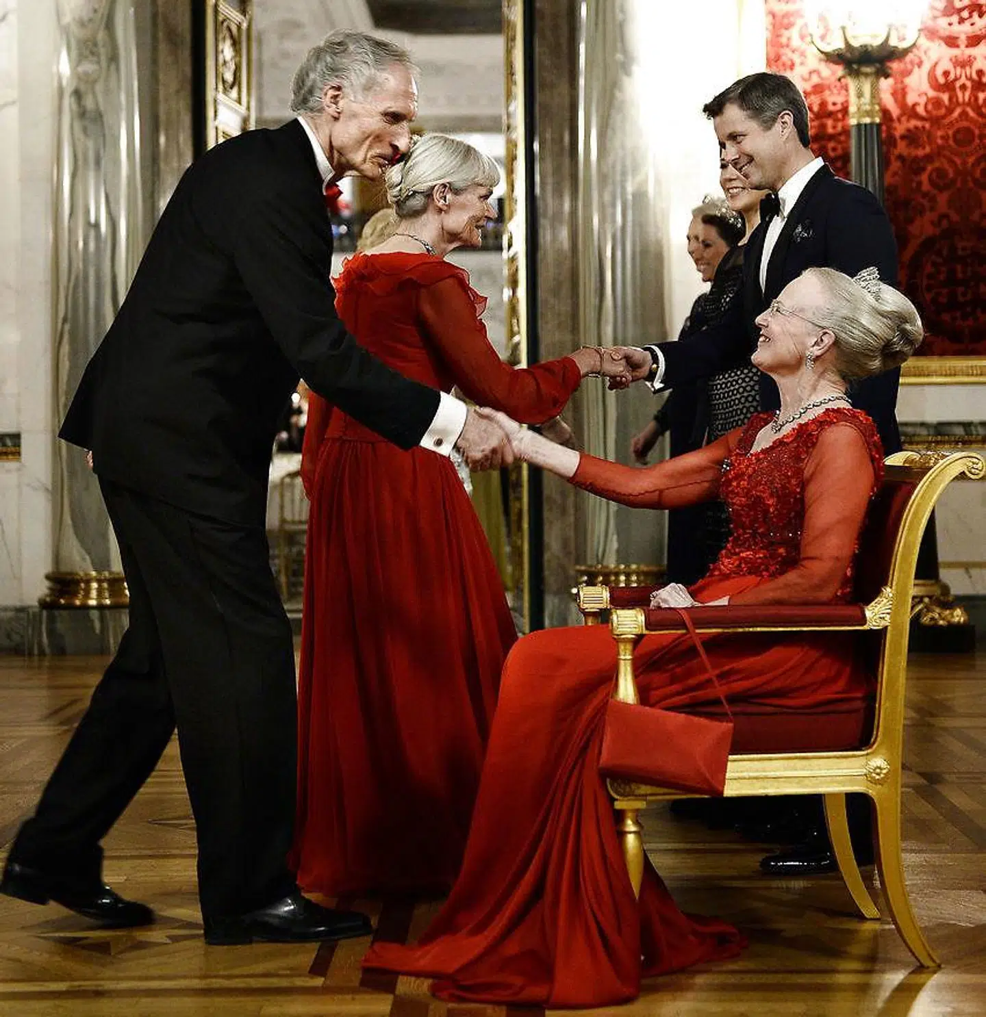 Hvordan kommer dronning Margrethe til at hilse på sine gæster i fremtiden?