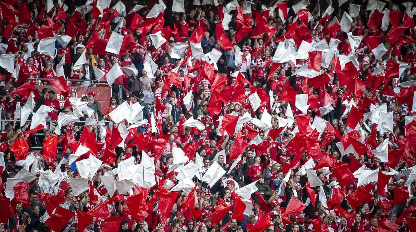 Rød-hvide fans krydser i øjeblikket fingre for, at København beholder EM-værtskabet i 2021.