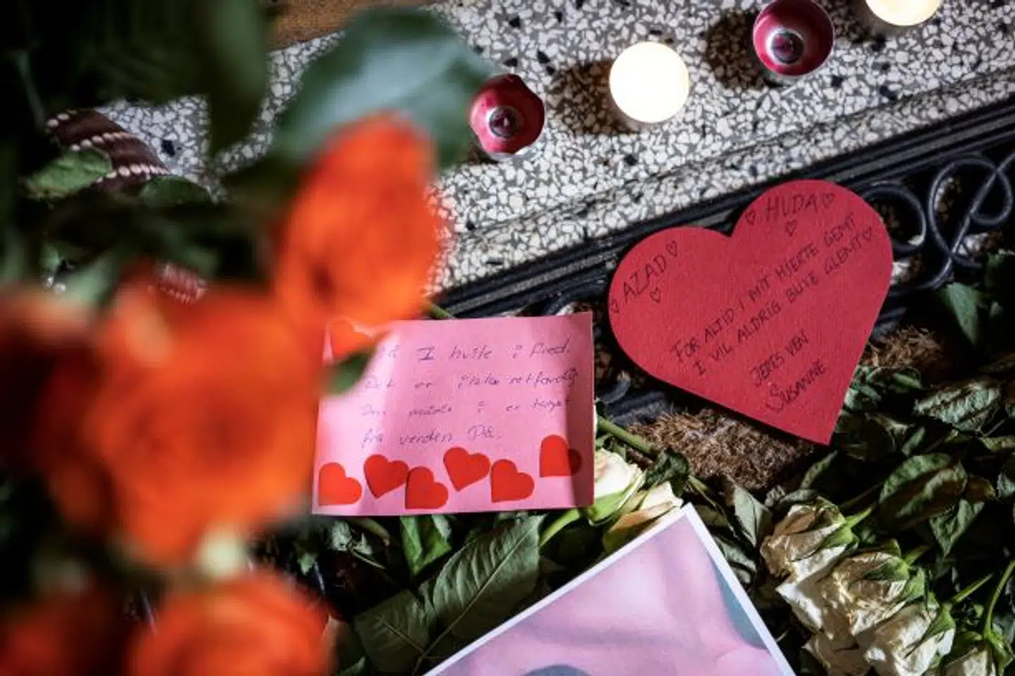 Foran familiens hoveddør havde flere borgere lagt blomster, billeder og lys til minde om Huda og hendes søn.