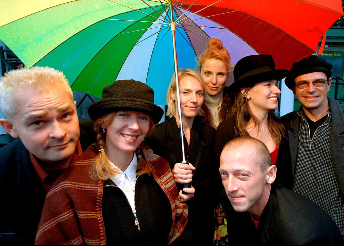 Mek Pek (tv.) sammen med den rigtige Michael Falch yderst til højre. Desuden ses Anne Dorte Michelsen, Alberte Winding, Nanna Lúders, Elisabeth og Morten Remar.
