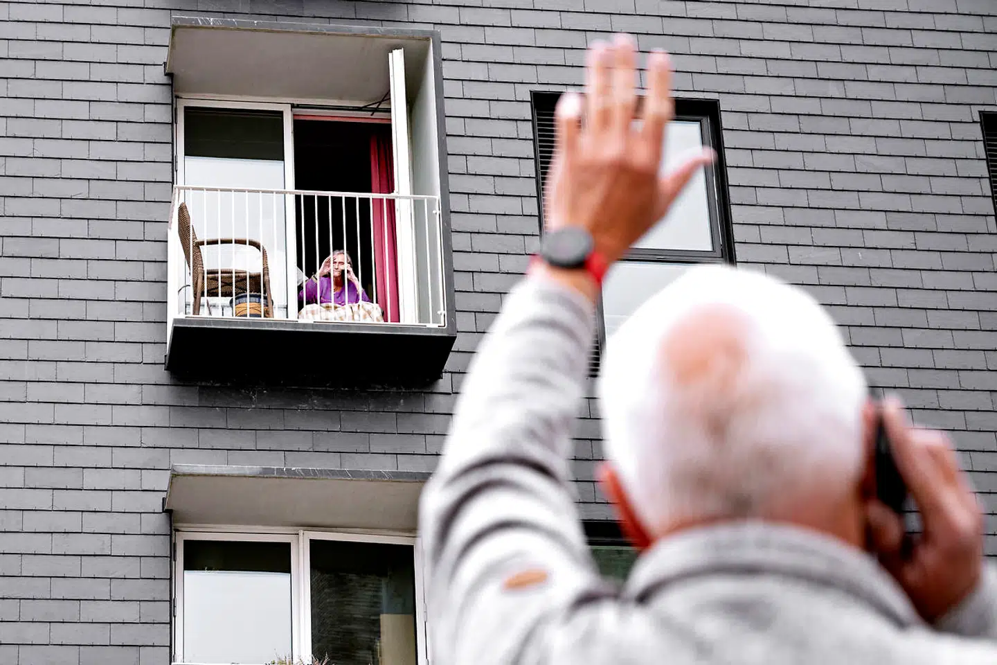 Jan Olsen får personalet til at køre sin mor ud på hendes altan på 2. sal, og så taler de sammen via mobiltelefonen.