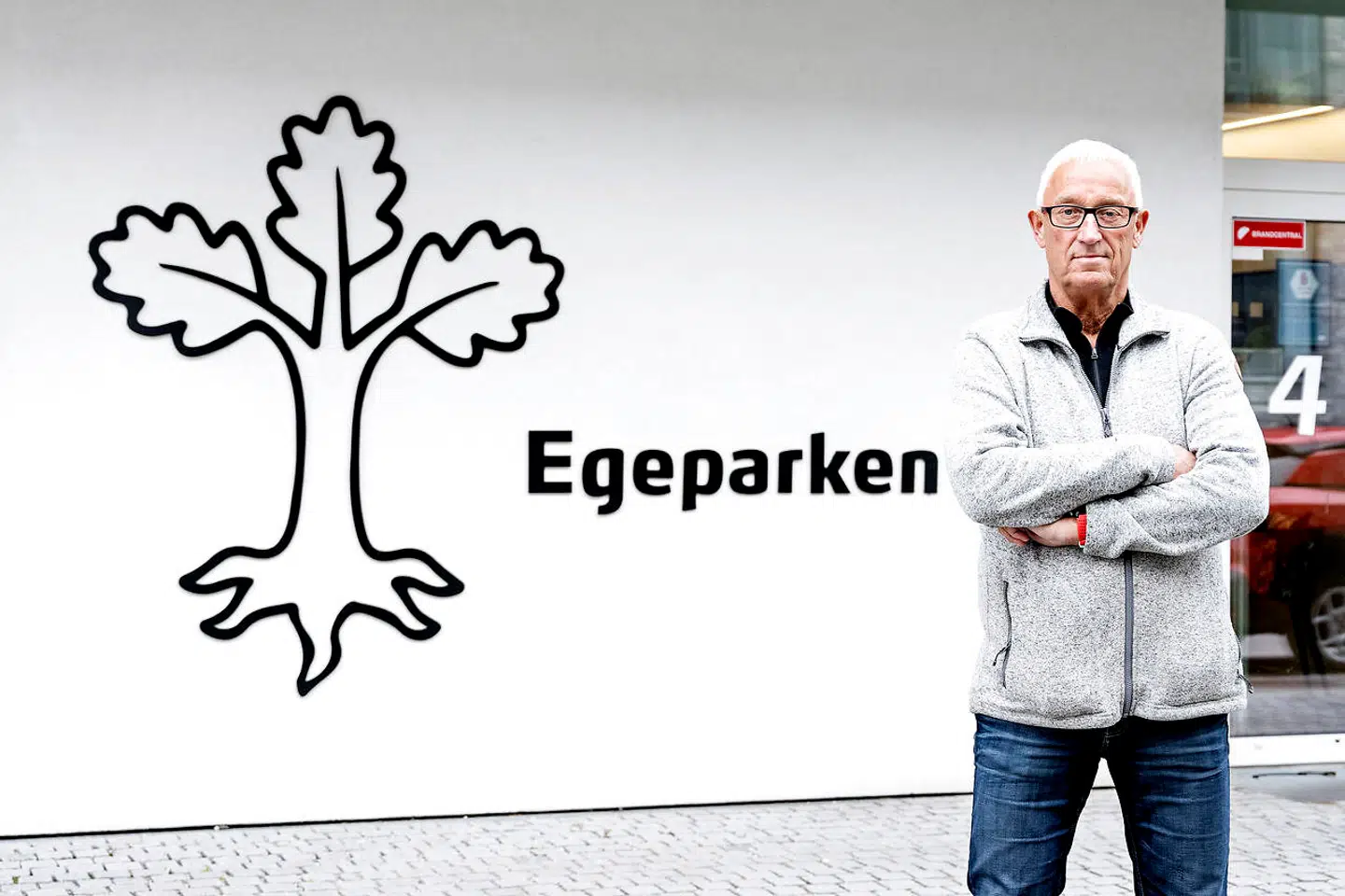 Jan Olsens mor, Birthe på 89 år, bor på Plejecenter Egeparken, som er hårdt ramt af coronavirus.