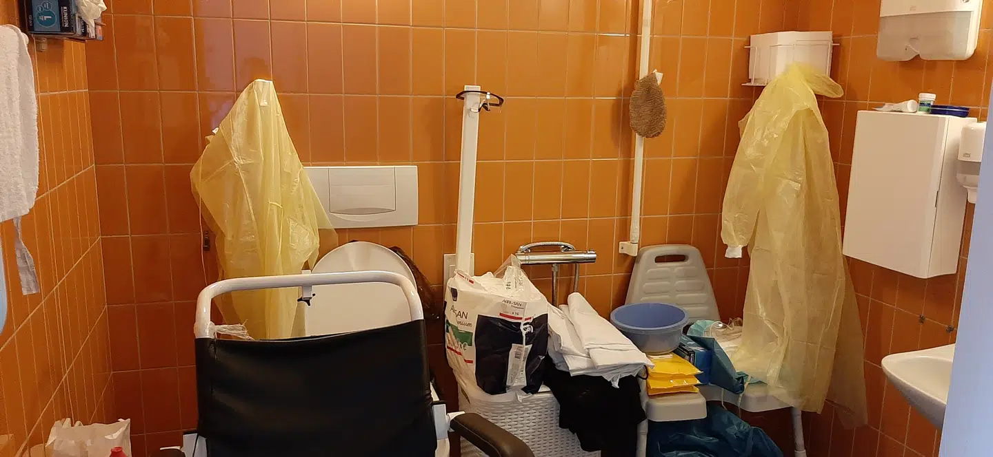 Toilettet på Gabriela Adams fars værelse er rodet til med dragter, masker og andet udstyr. Udstyr, som personalet har brugt ofte. Professor i klinisk mikrobiologi Niels Høiby retter en skarp kritik af det uhygiejniske rod, som han mener spreder smitten og er decideret uprofessionelt.