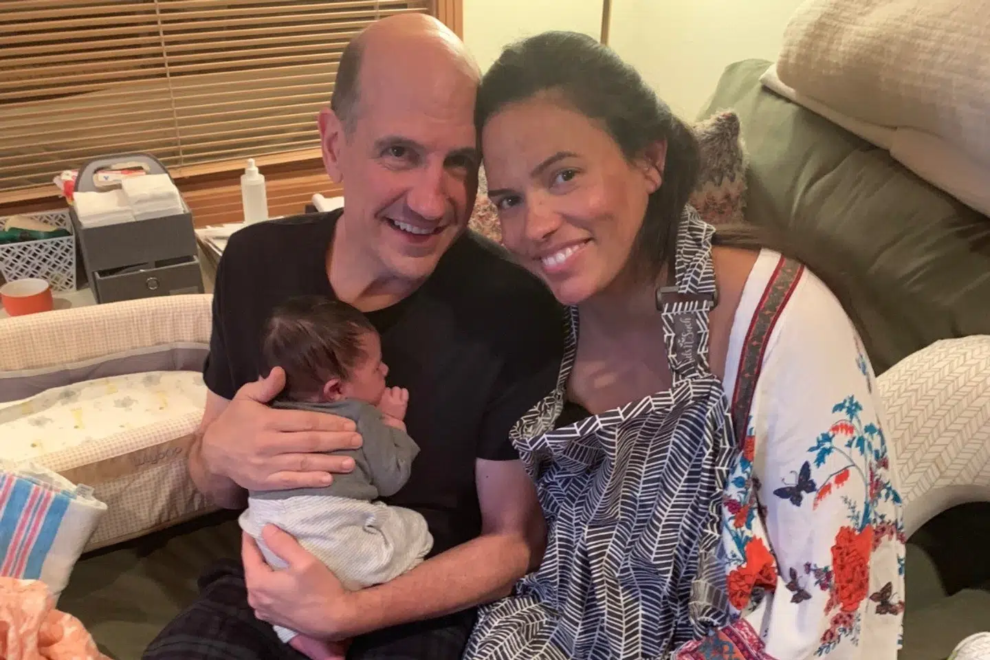 Sam Lloyd og hans kone Vanessa er lige blevet forældre for første gang. Her ses de med deres søn.