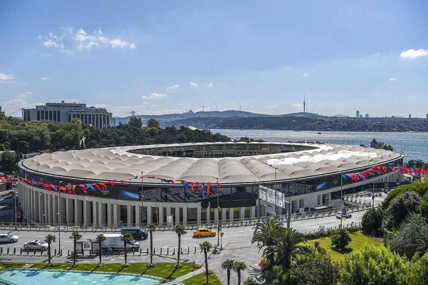 Besiktas' smukke stadion i Istanbul lige ud til Bosporus.