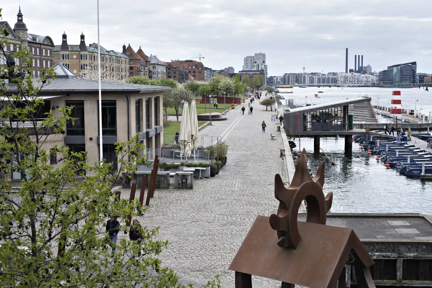 Siden lørdag klokken 21 har det været strafbart at opholde sig på Islands Brygge i København. Det har dog været tilladt at være i bevægelse og for eksempel at stoppe op for at binde et snørebånd. (Arkivfoto) Philip Davali/Ritzau Scanpix