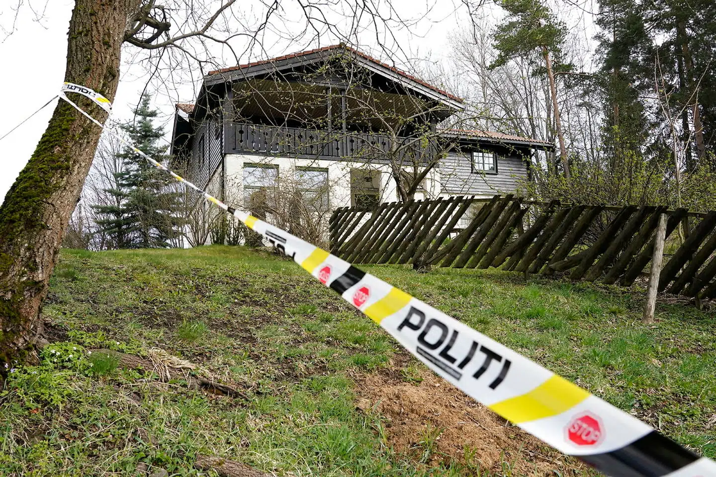 Politiet har afspærret området omkring huset.