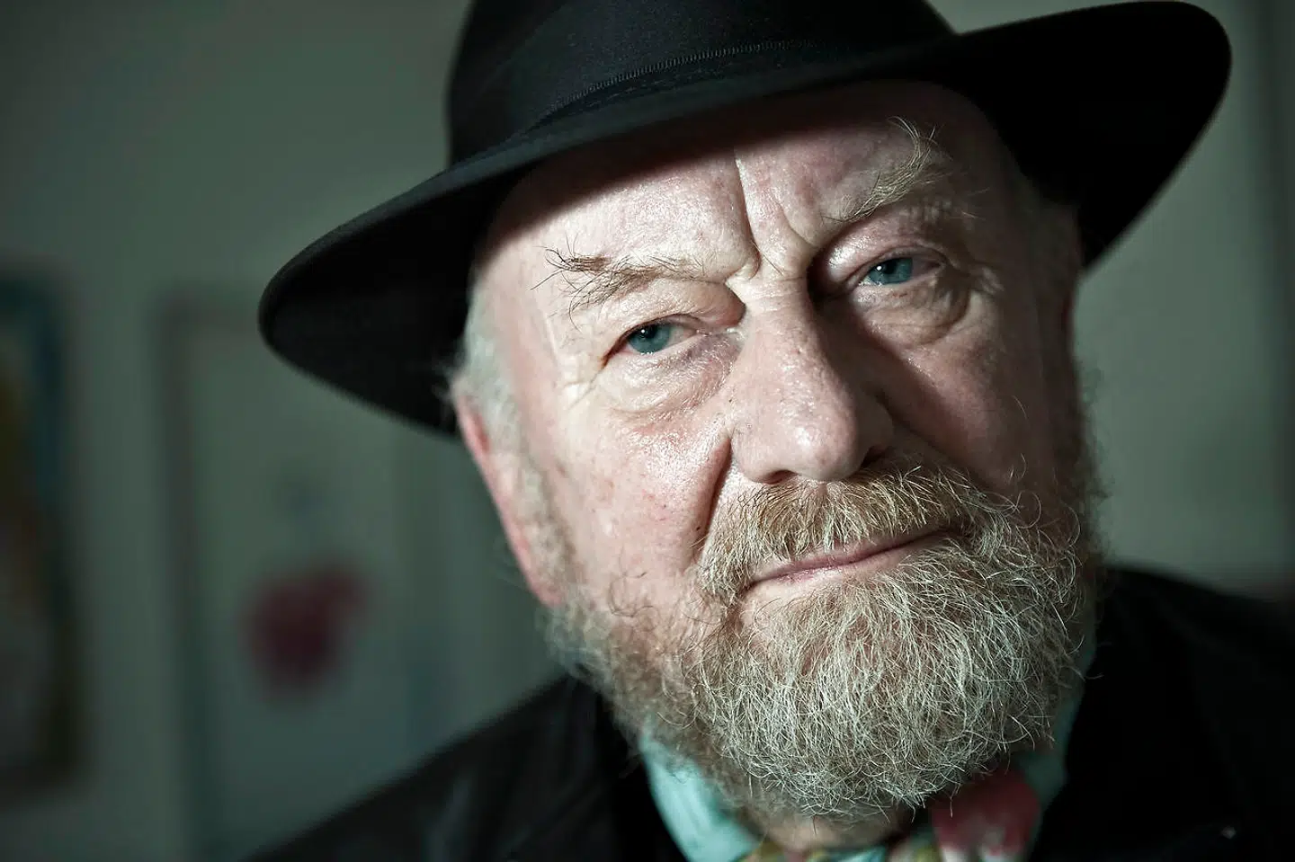 Kurt Westergaard, tegner, fylder 80 år mandag d. 13. juli. arkivfoto: Borgmester: Selvfølgelig kan Westergaard færdes på skole BV.: KURT WESTERGAARD.: Tegneren Kurt Westergaard, kendt for sin Muhammed-tegning, fotograferet i sit hjem i Viby i Århus.