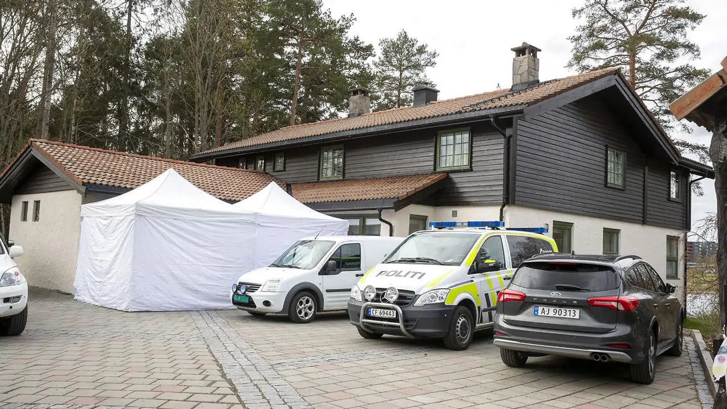 Politiet gennemsøger i Tom Hagens hjem efter, at han blev arresteret - mistænkt for drab eller medvirken til drab på sin hustru, Anne-Elisabeth Hagen.