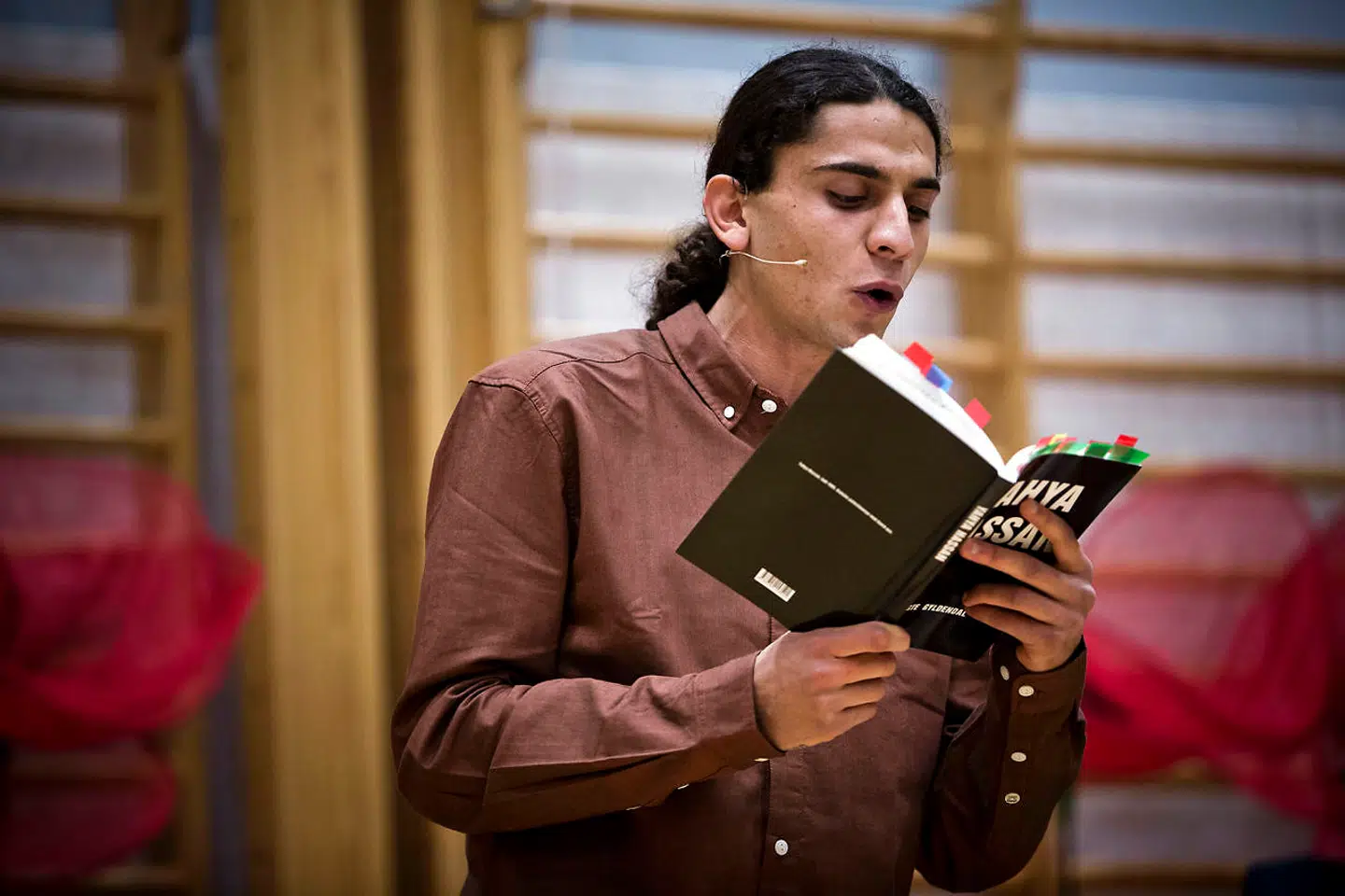 Yahya Hassan læser op af sine digte.