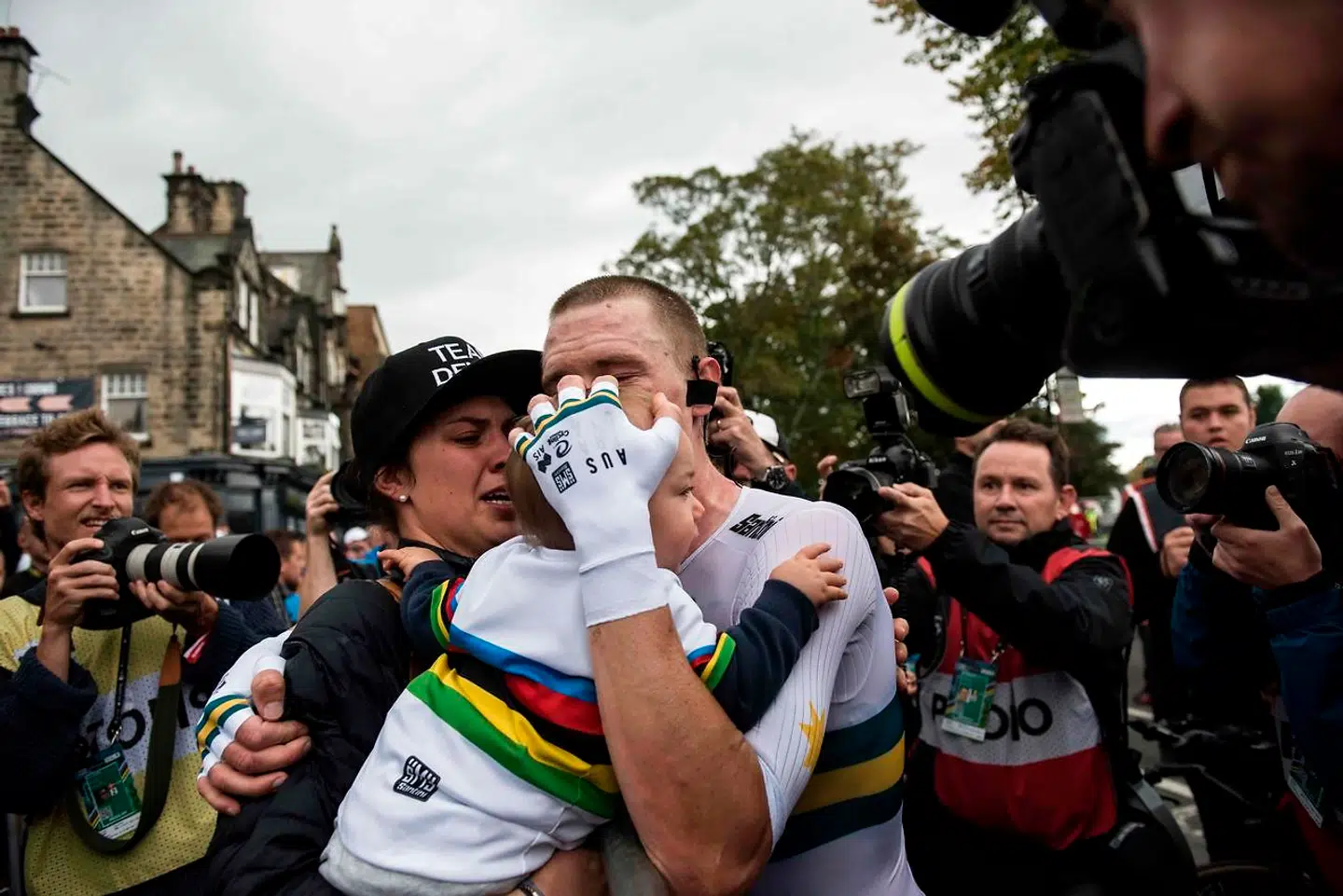 Australia's Rohan Dennis celebrates with his family after crossing the line to win the Elite Men Individual Time Trial, over 54 kms from Northallerton to Harrogate, at the 2019 UCI Road World Championships in Harrogate, northern England on September 25, 2019. (Photo by OLI SCARFF / AFP)