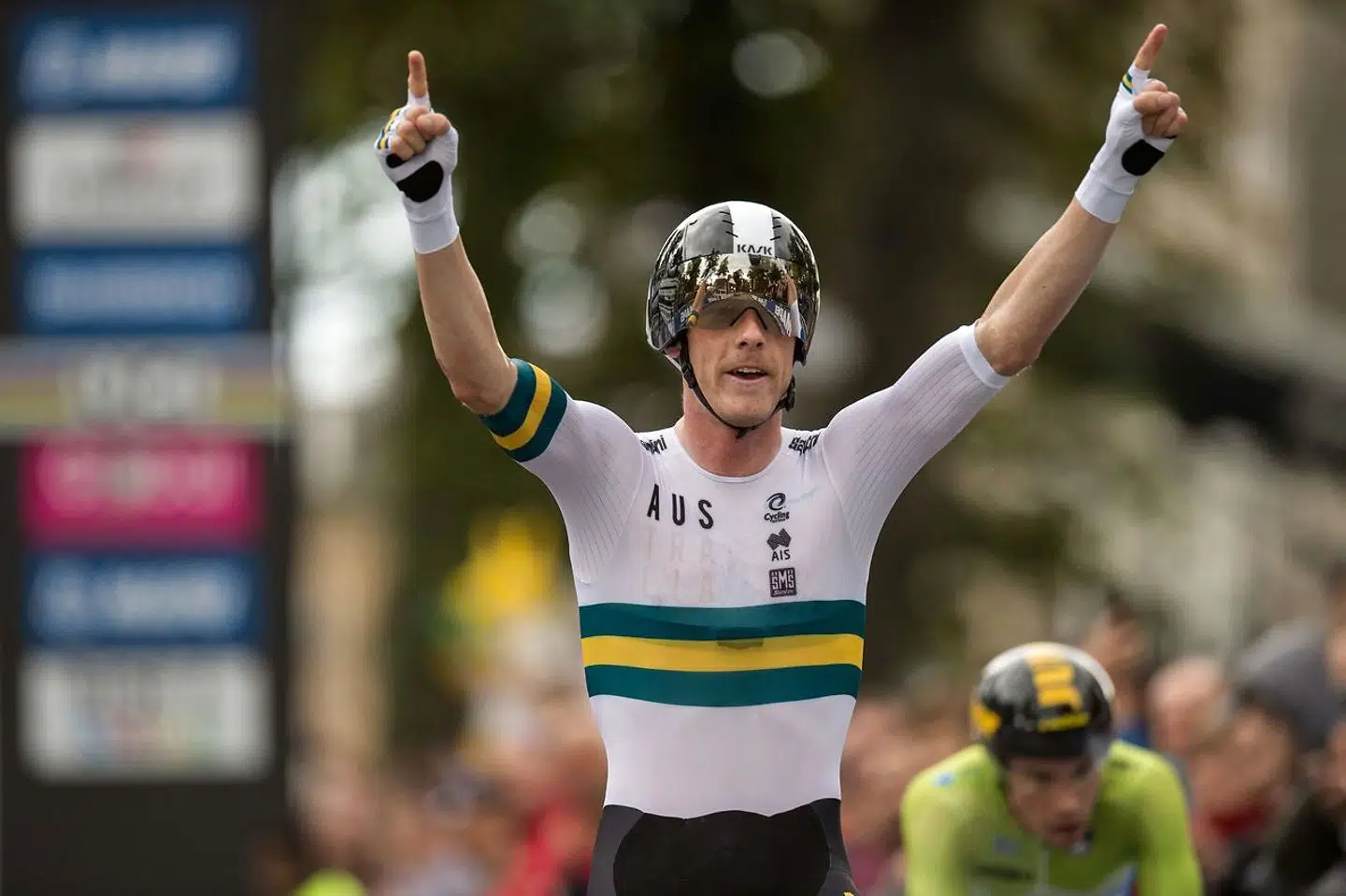 Løfter armene i vejret. Rohan Dennis har vundet VM i enkeltstart.