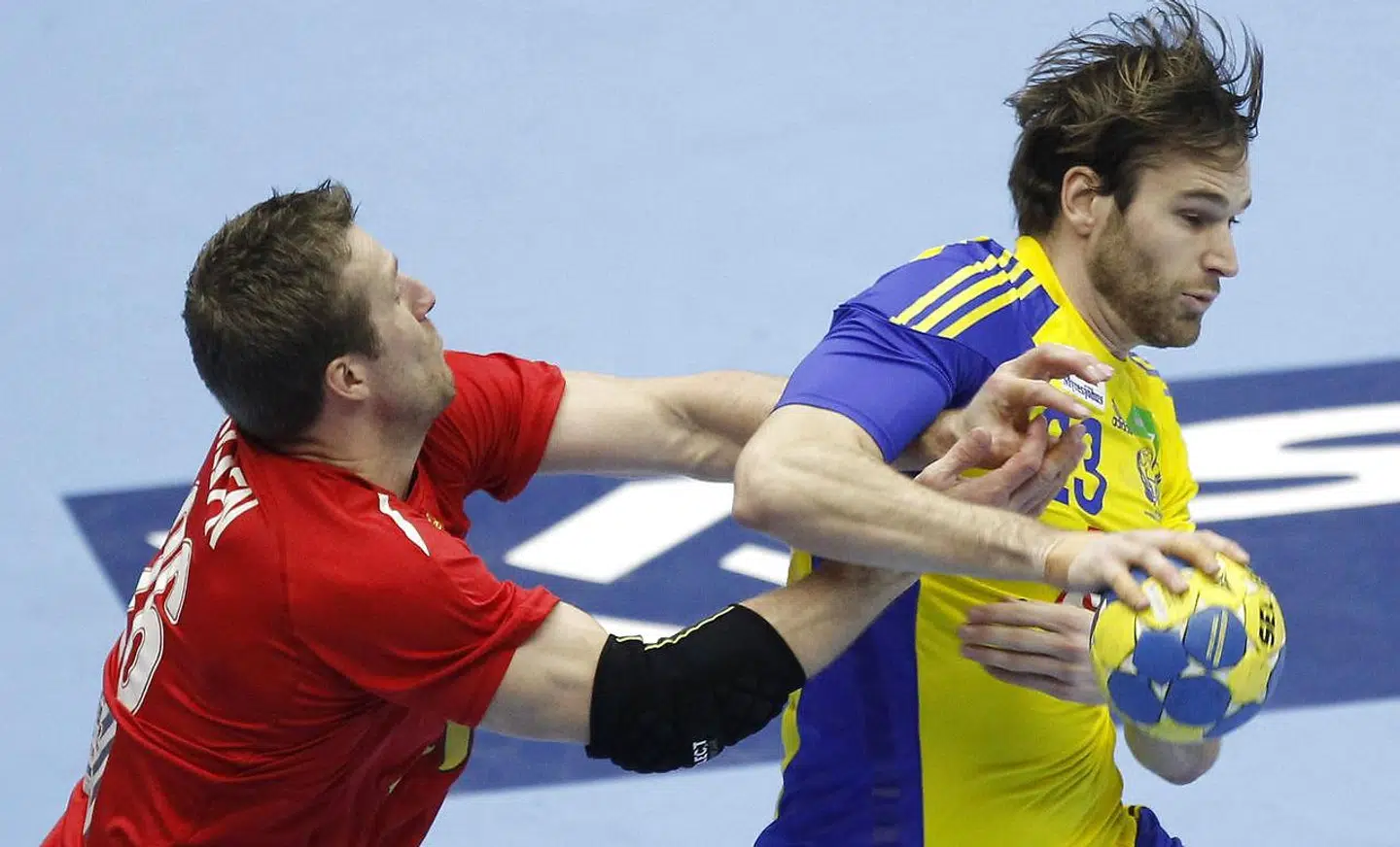 Fredrik Larsson (th.) i kamp mod Kasper Nielsen under VM i 2011.