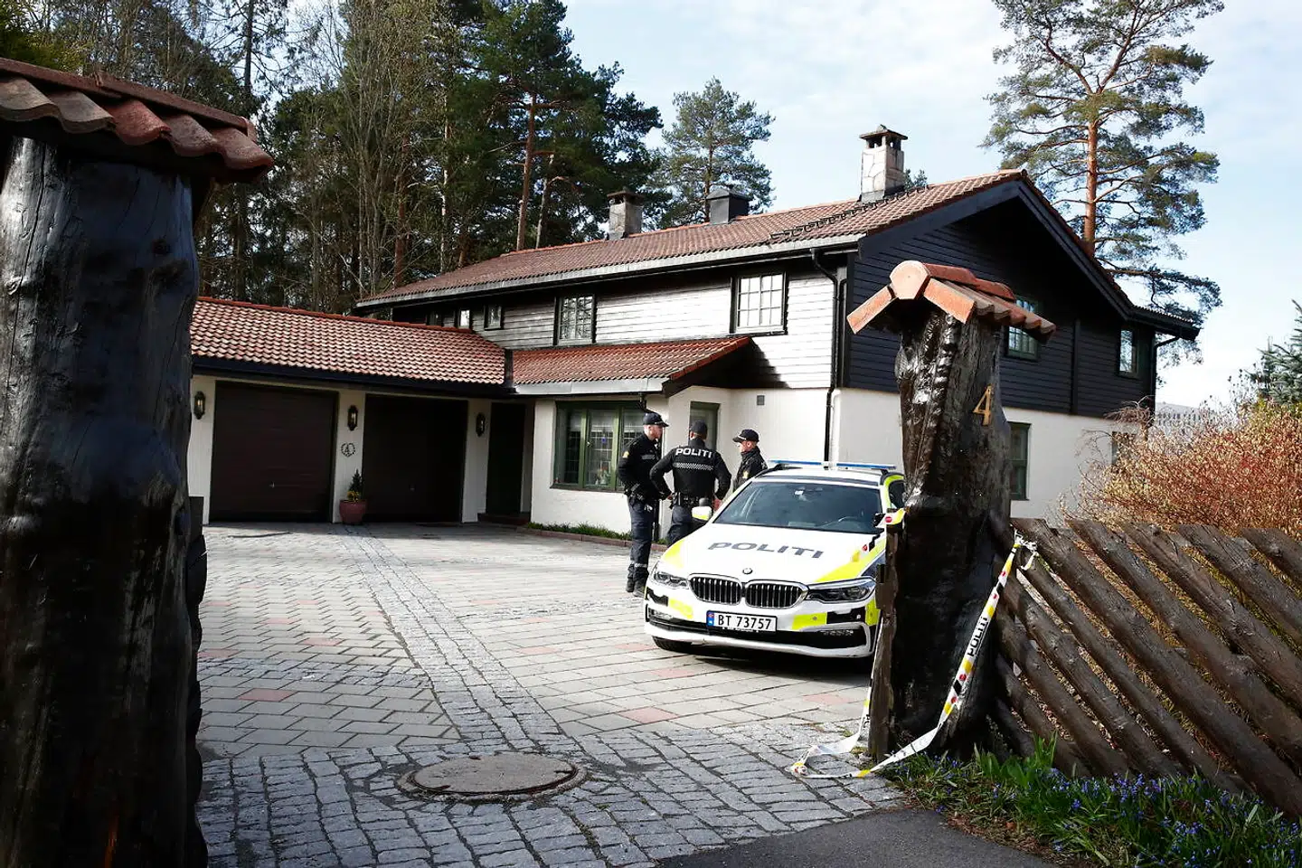 Norsk politi undersøger Tom Hagens bopæl i Lørenskog vest for Oslo, efter anholdelsen af ham tirsdag.