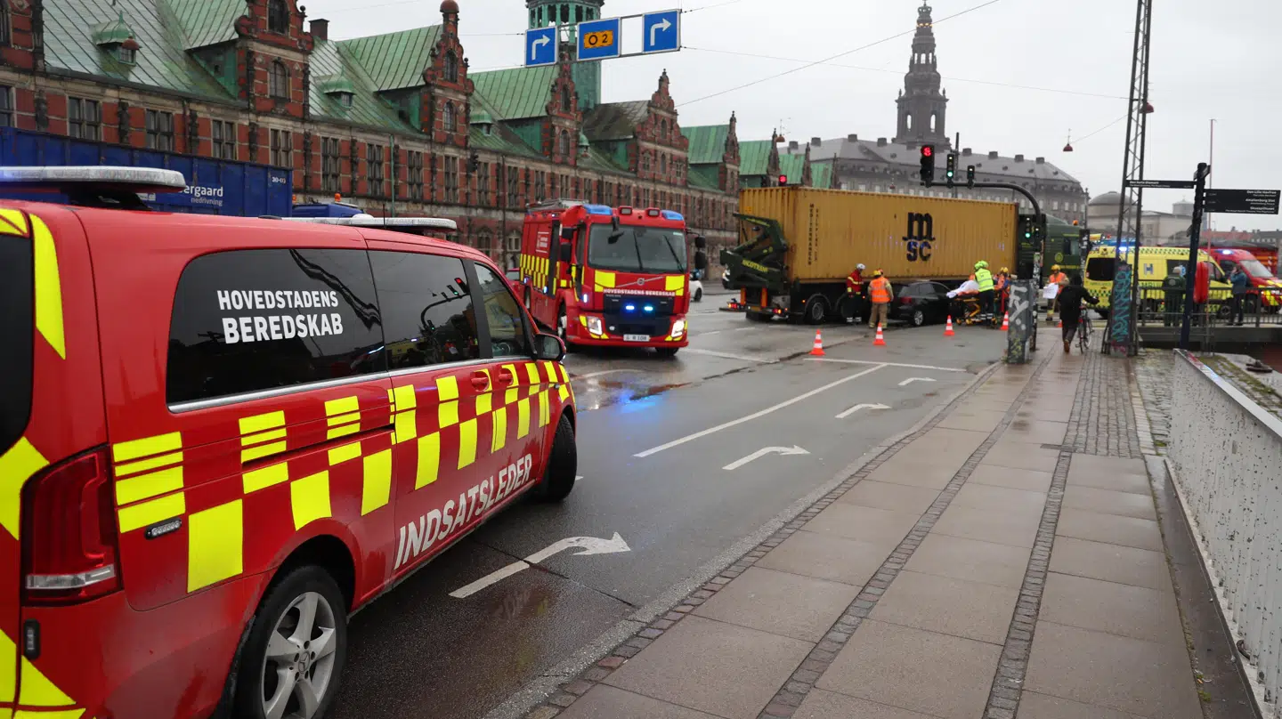 En lastbil og personbil er torsdag kørt sammen på Børsbroen i København.
