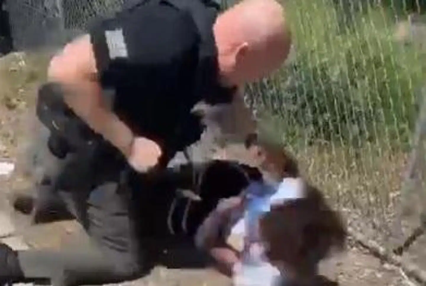 Screenshot fra videoen, der i øjeblikket skaber ny debat om politivold i USA.