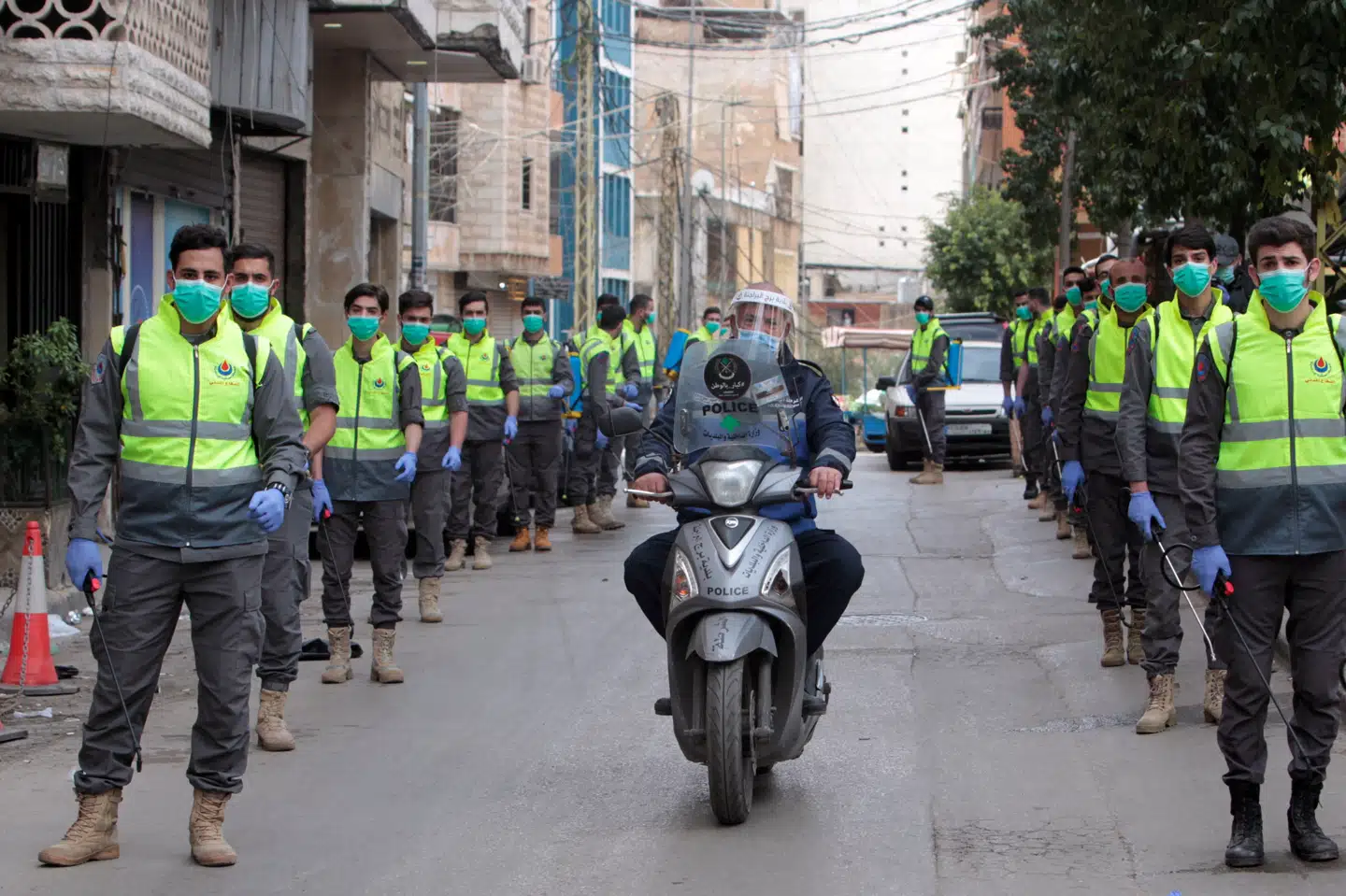 Frivillige fra Hizbollahs sundhedssektion på vej ud i Beiruts gader for at fjerne smittefaren fra coronavirus. Den libanesiske organisatiion har en politisk og en militær gren og er den største aktør på Libanons politiske scene. Aziz Taher/Reuters