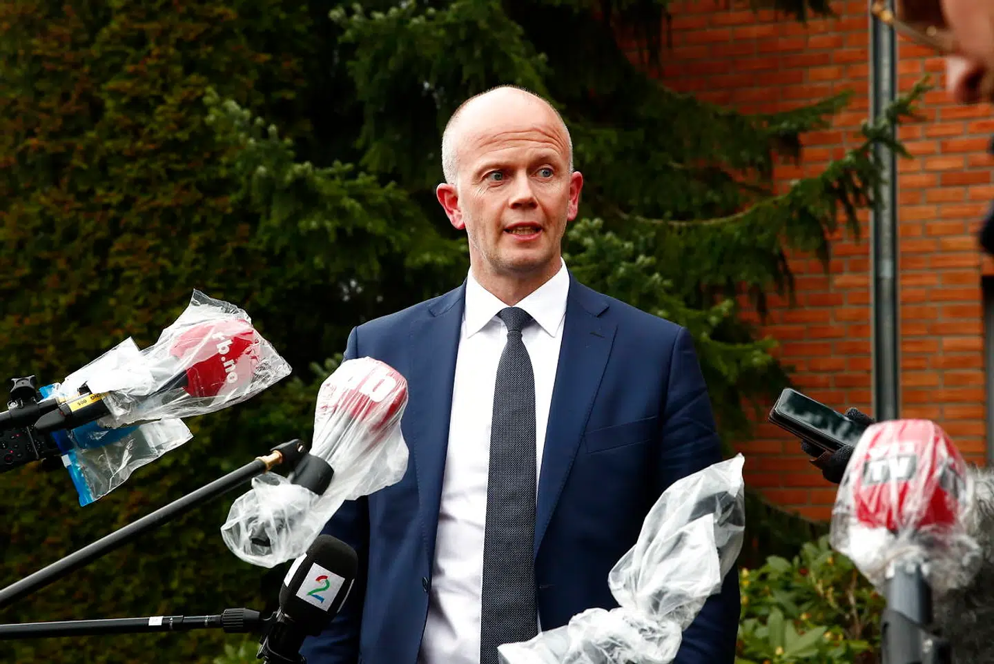 Tom Hagens advokat, Svein Holden, taler med pressen, efter Tom Hagen onsdag blev idømt fire ugers varetægtsfængsling.