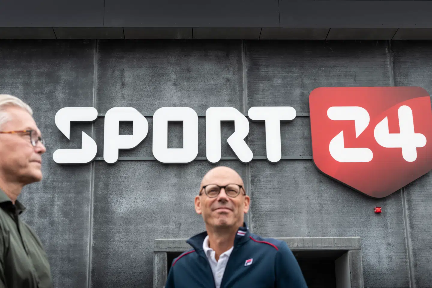 Direktør for den succesfulde sportstøjsvirksomhed Sport 24 Lars Elsborg (th.) mener, at regeringens model for kompensation under coronakrisen er skruet forkert sammen. Til venstre er det hovedaktionær i Sport 24 Henrik Bruun.