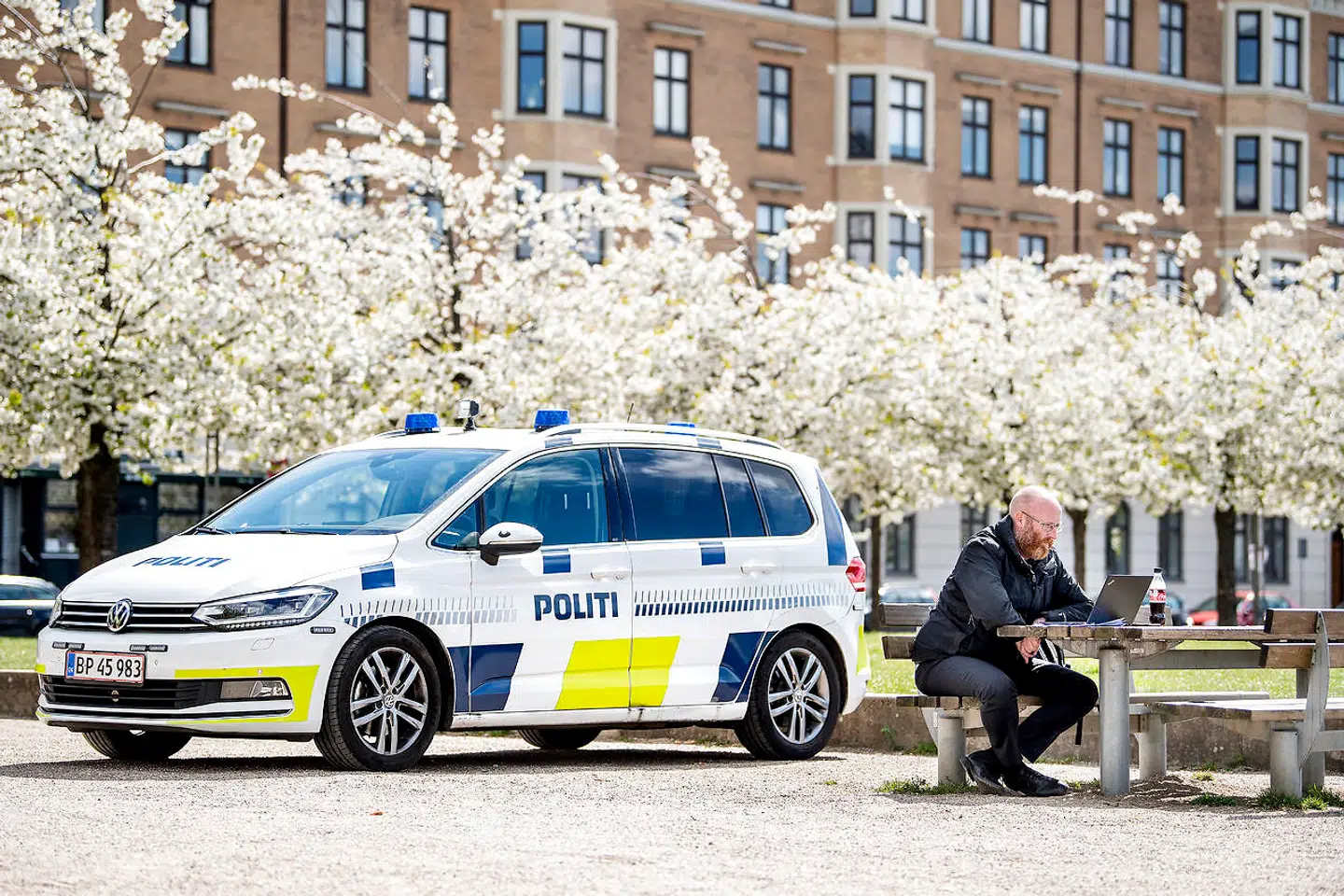 Stille corona-protest. Anders Thomsen Skovende sidder på en bænk på Islands Brygge med sin computer og en halv liter cola. Og han kan gøre det lovligt, selvom der er opholdsforbud, for Anders har anmeldt en lovlig demonstration til politiet- hvor han demonstrerer "mod regeringens håndtering af COVID-19", og så kan han opholde sig lovligt på Bryggen- som den eneste.