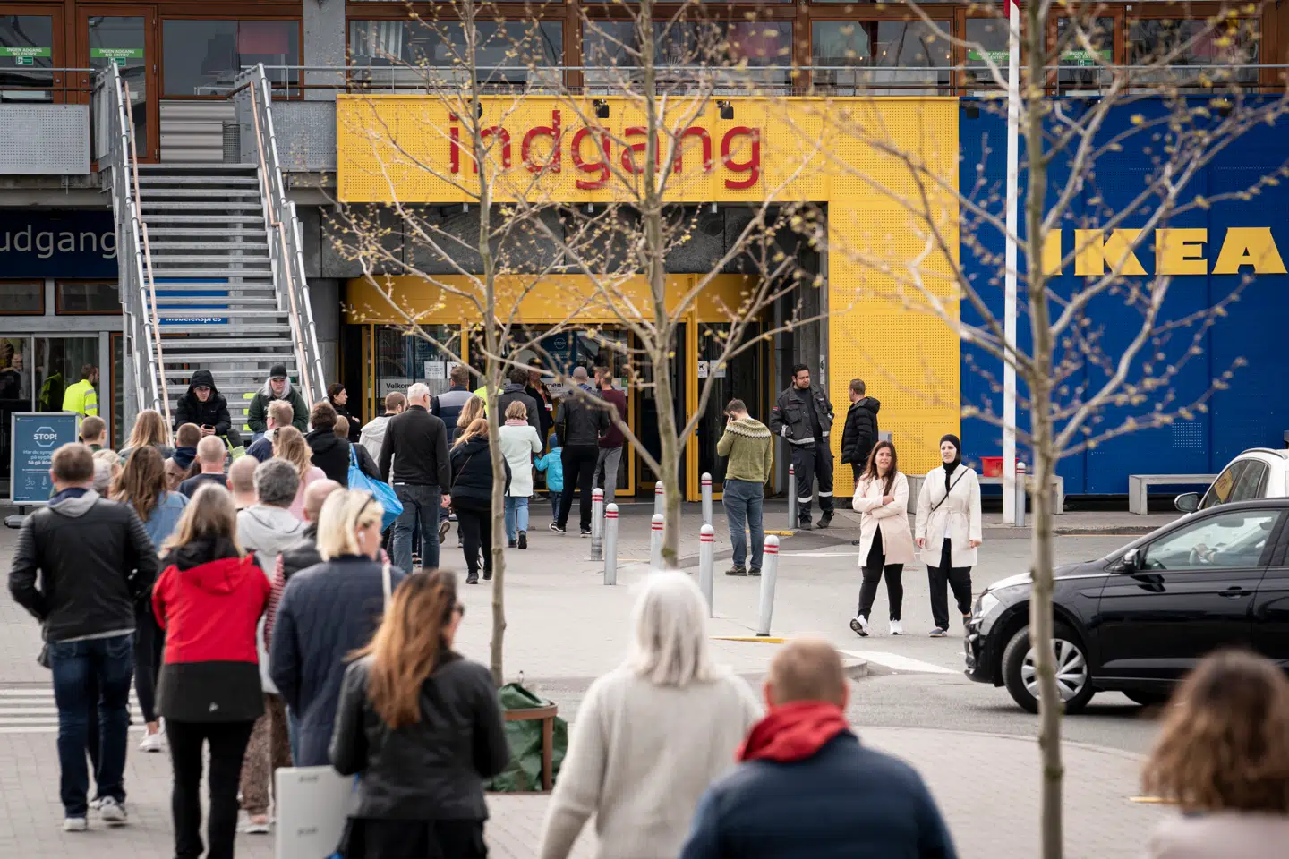Ikea åbner deres varehus i Gentofte kl. 10, mandag den 27. april 2020. ** OBS billedet er optaget med et teleobjektiv og afstanden mellem personer på billedet kan opfattes mindre, end den reelt er. **. (Foto: Niels Christian Vilmann/Ritzau Scanpix)