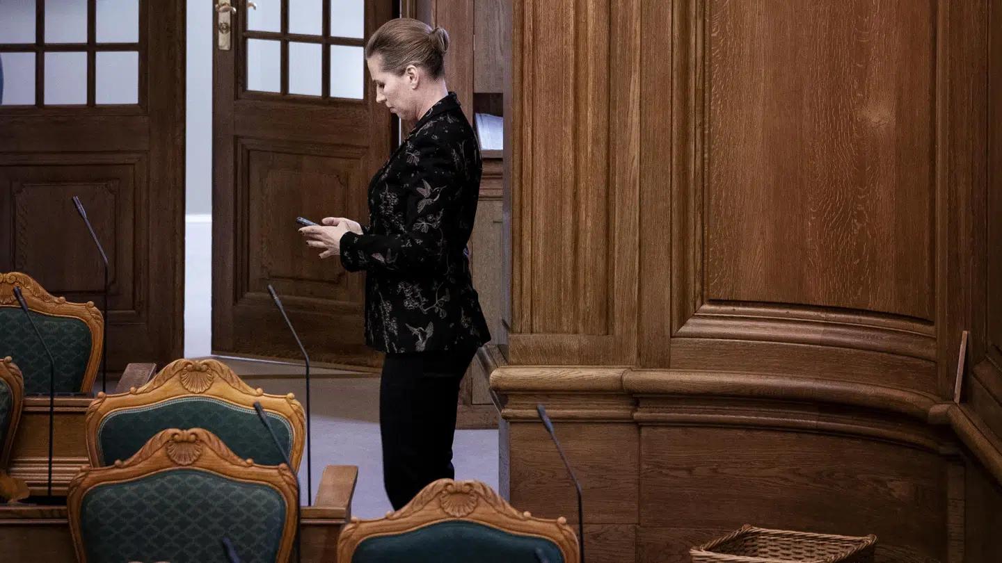 Statsminister Mette Frederiksenlige før hun forlader mødet i Folketingssalen.