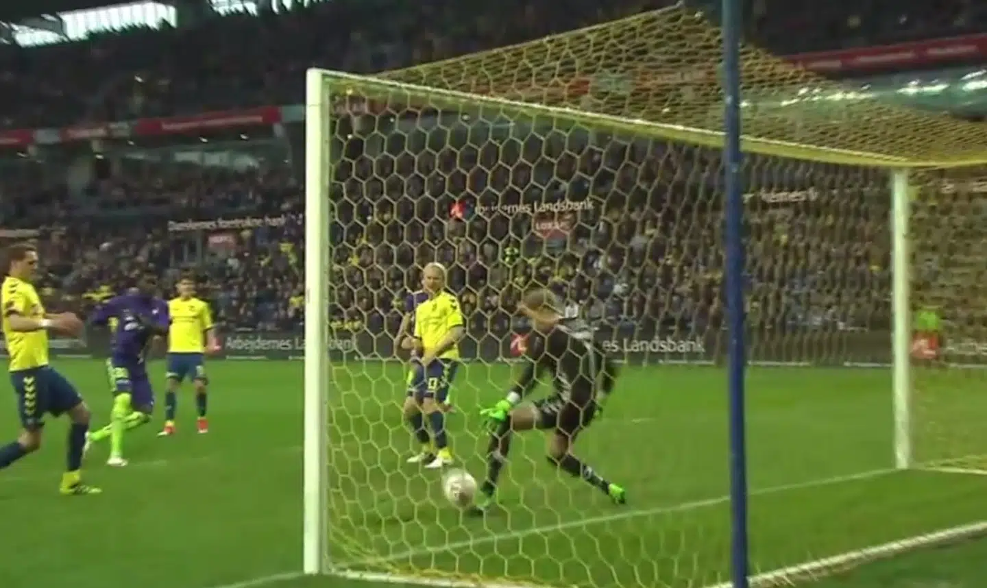 Her redder Frederik Rønnow et forsøg fra Paul Onuachu i opgøret mellem Brøndby og FCM i 2017.