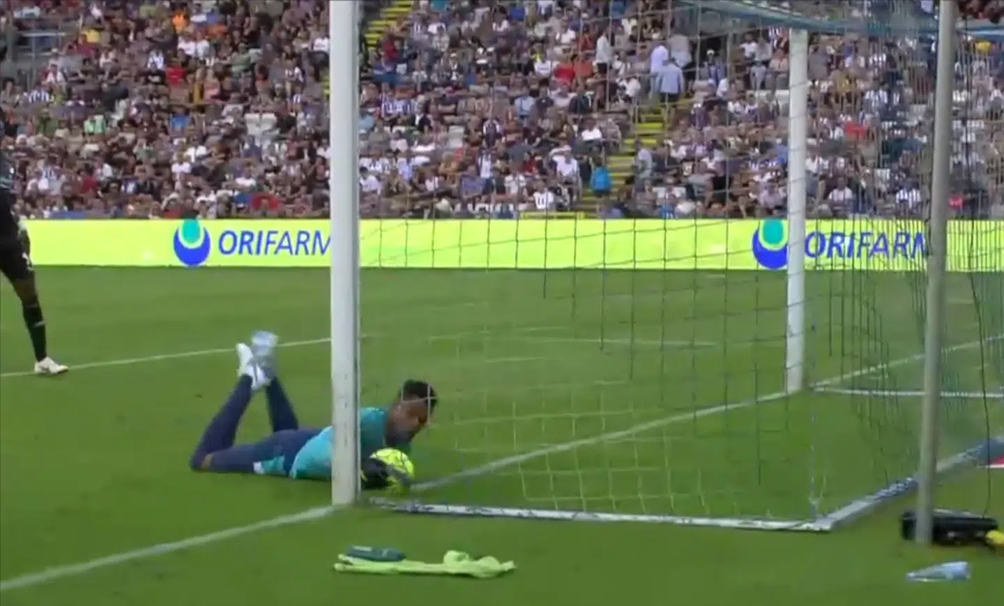 Her redder daværende OB-keeper et hovedstød fra FCK's Rasmus Falk på mirakuløs vis.